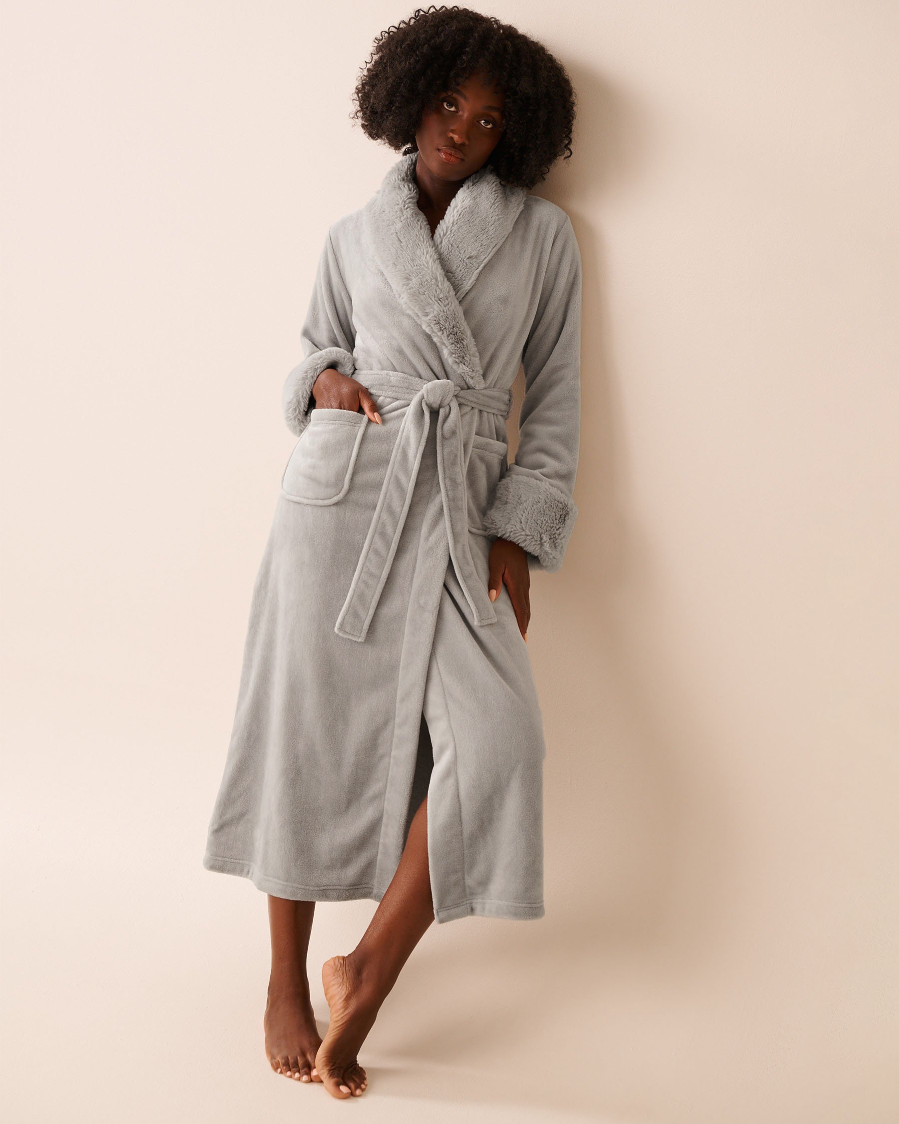 LA VIE EN ROSE Robe de chambre en peluche avec col en fausse fourrure Gris 40600217 - View2