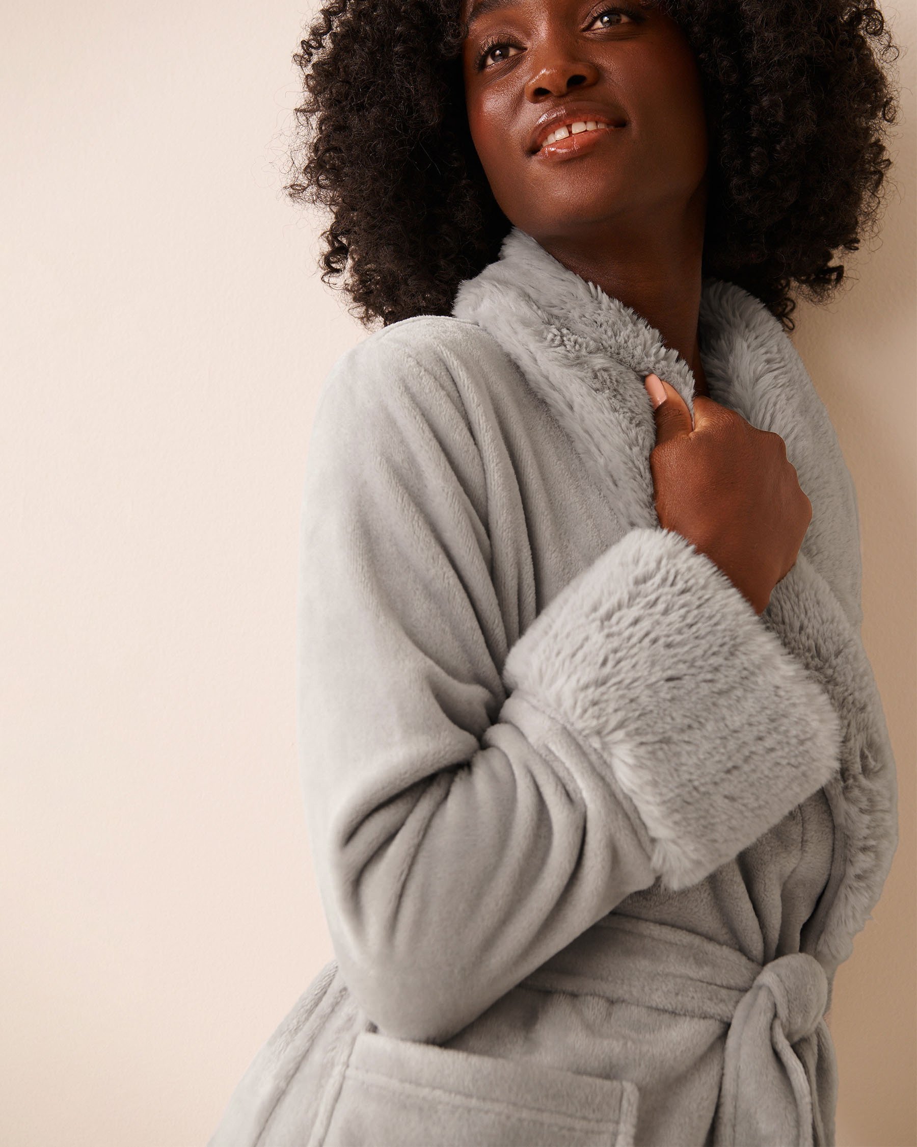 LA VIE EN ROSE Robe de chambre en peluche avec col en fausse fourrure Gris 40600217 - View1