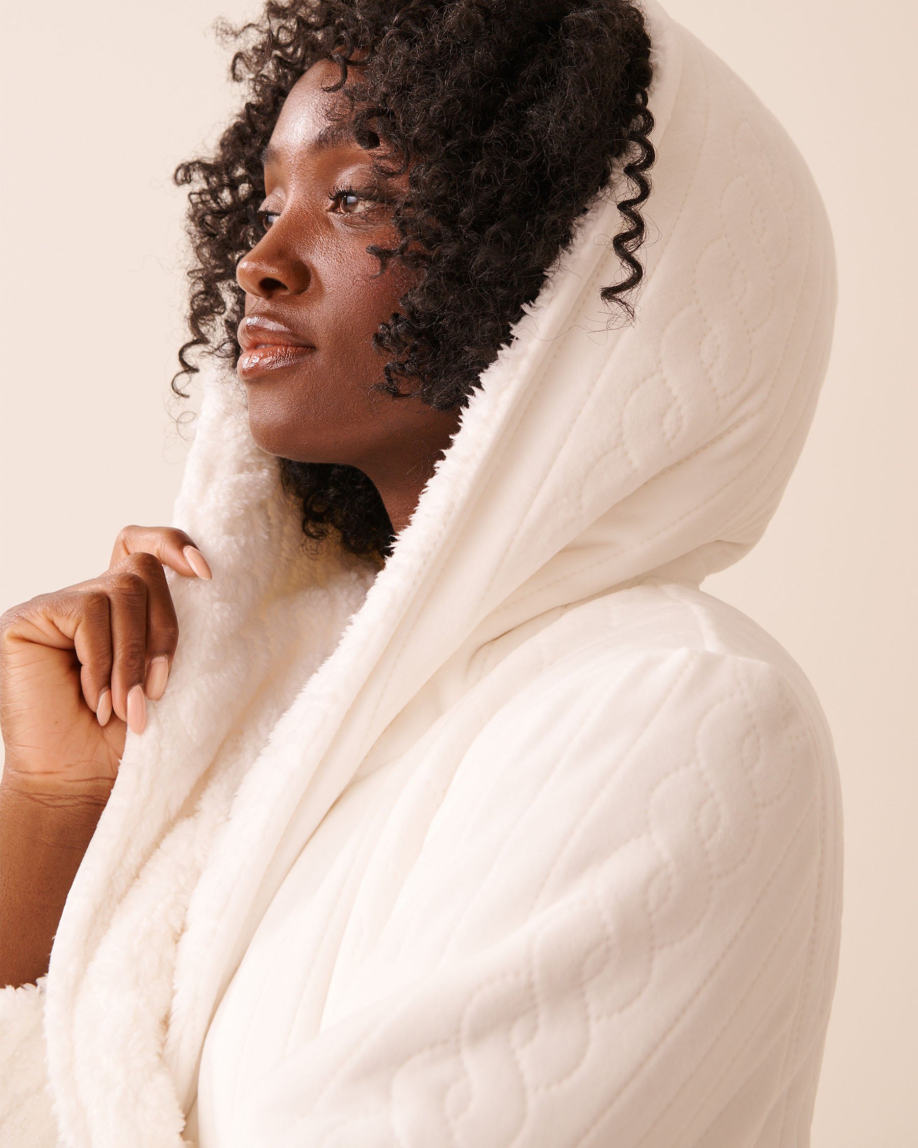 LA VIE EN ROSE Luxurious Hooded Robe Snow White 40600218 - View8