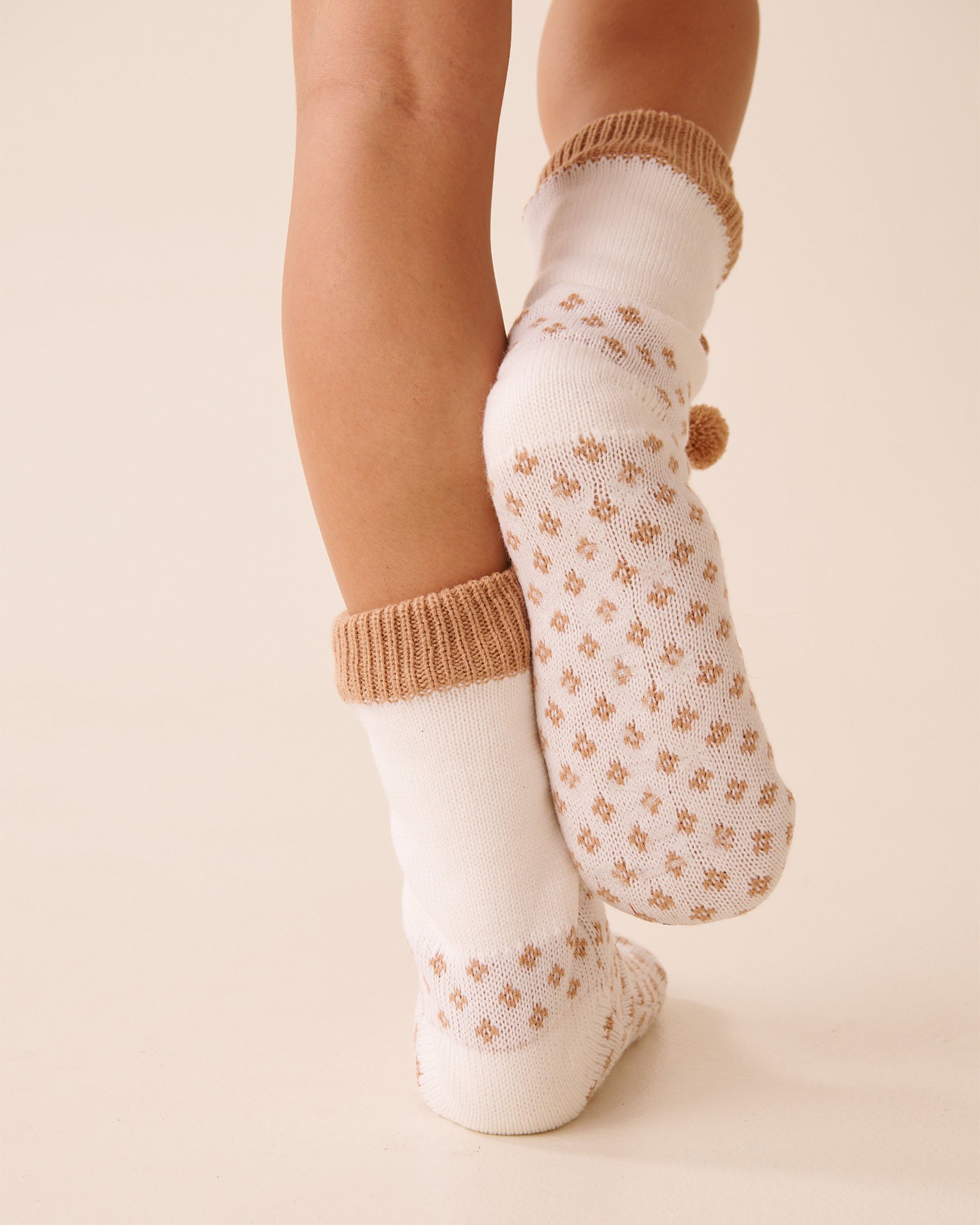 LA VIE EN ROSE Long Knit and Sherpa Teddy Bear Socks White/Teddy Bear 40700426 - View2