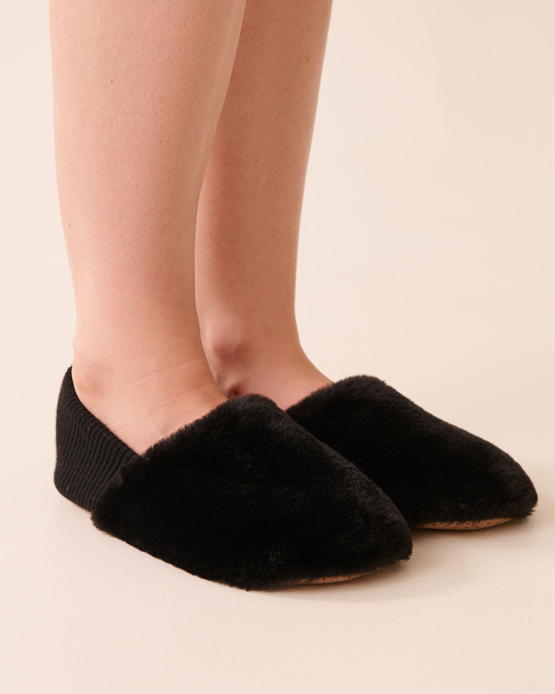 LA VIE EN ROSE Ribbed Back Soft Plush Slipper Socks Black 40700430 - View1
