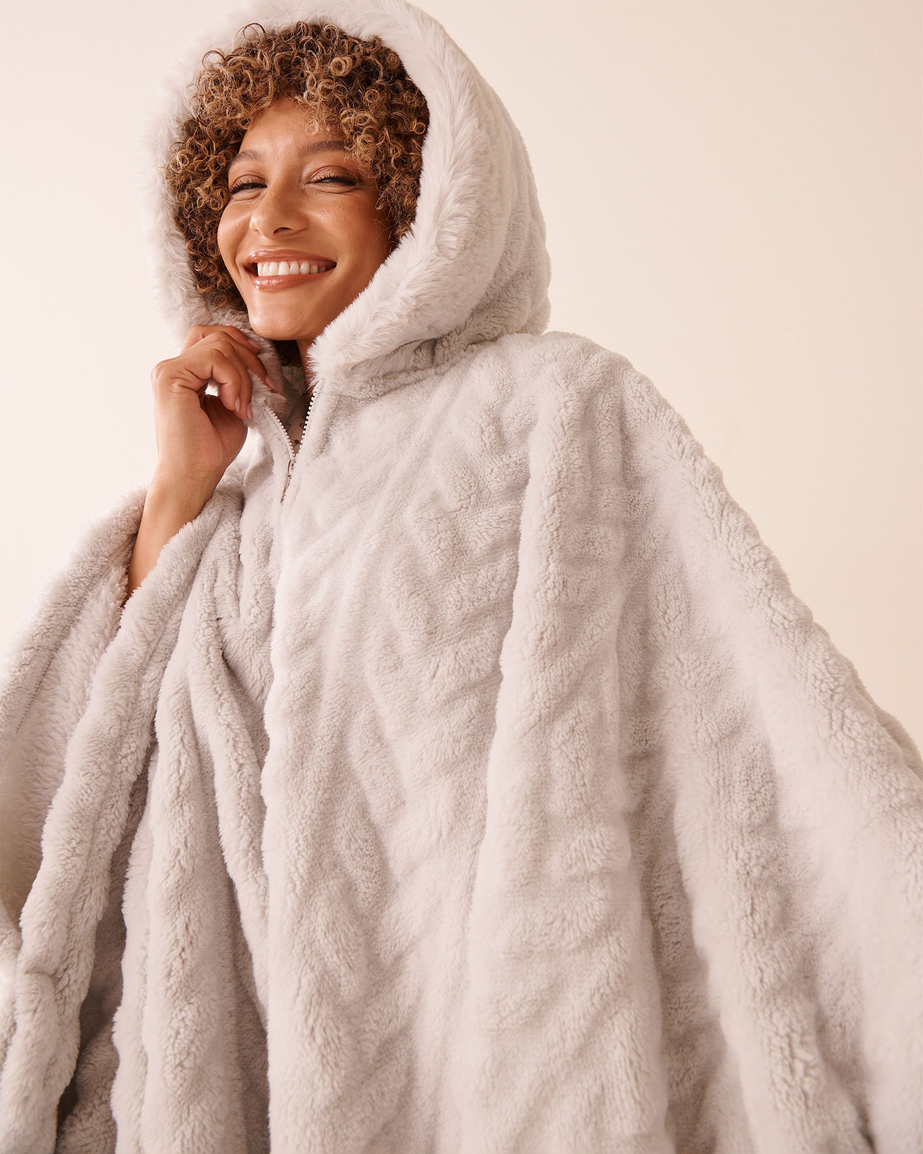 LA VIE EN ROSE Cape à capuchon en peluche douce torsadée Gris pâle 40700442 - Voir3