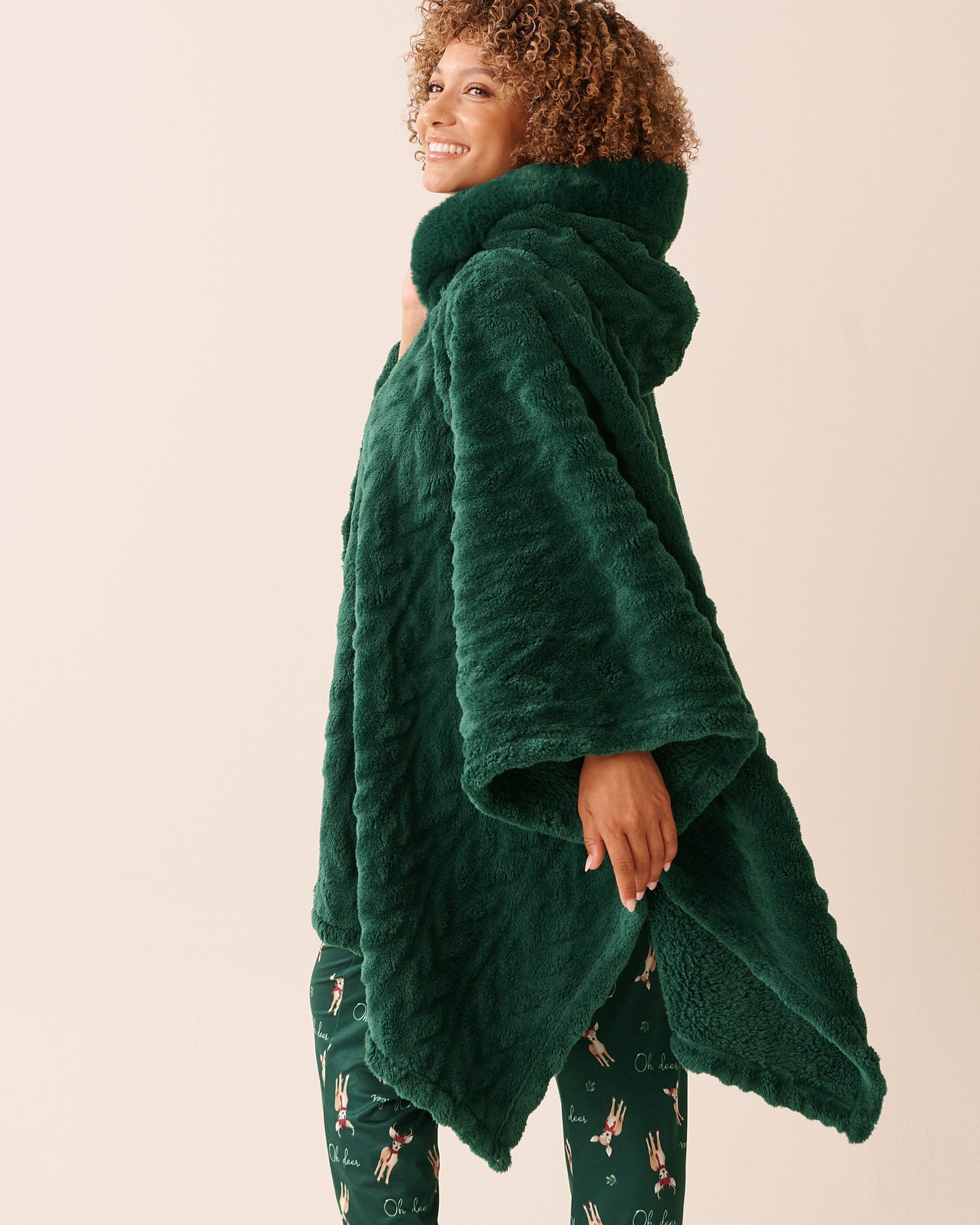 LA VIE EN ROSE Cable Effect Soft Plush Hooded Cape Fir Green 40700442 - View2