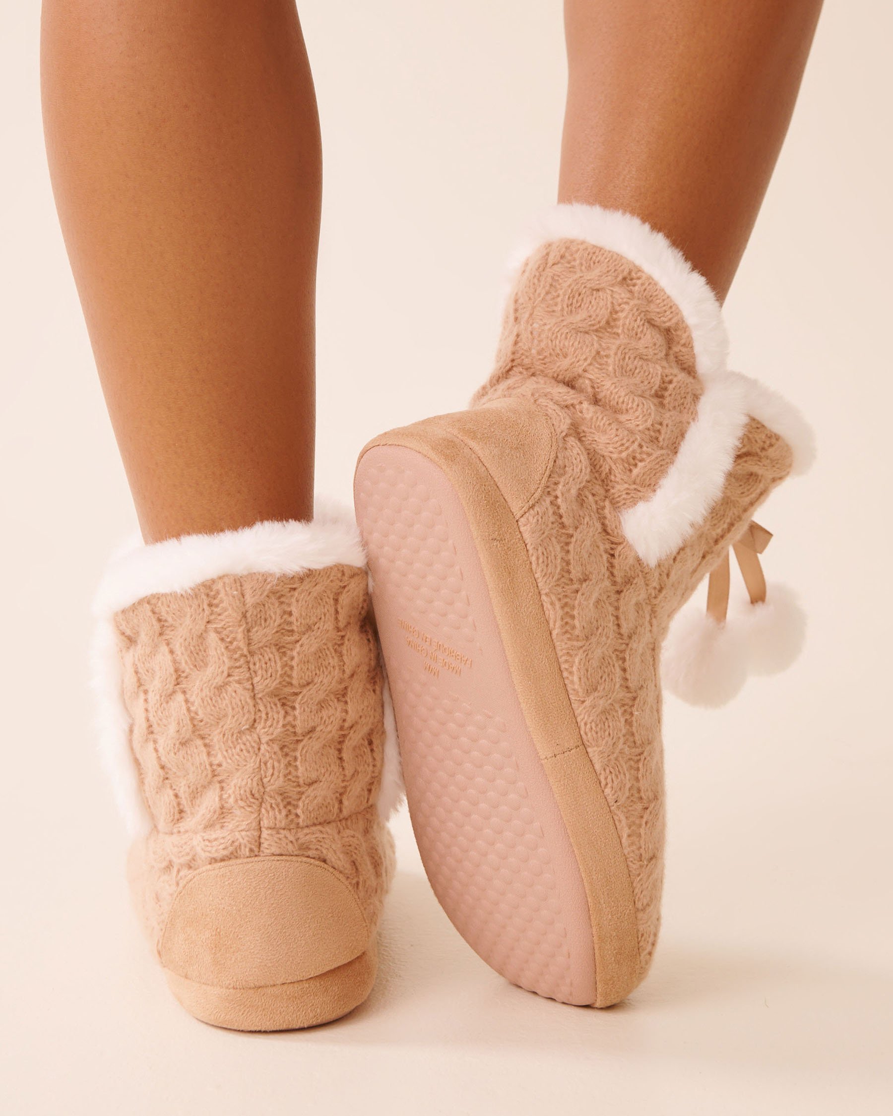 LA VIE EN ROSE Pantoufles bottines effet tricoté à pompons Brun clair 40700443 - Voir4