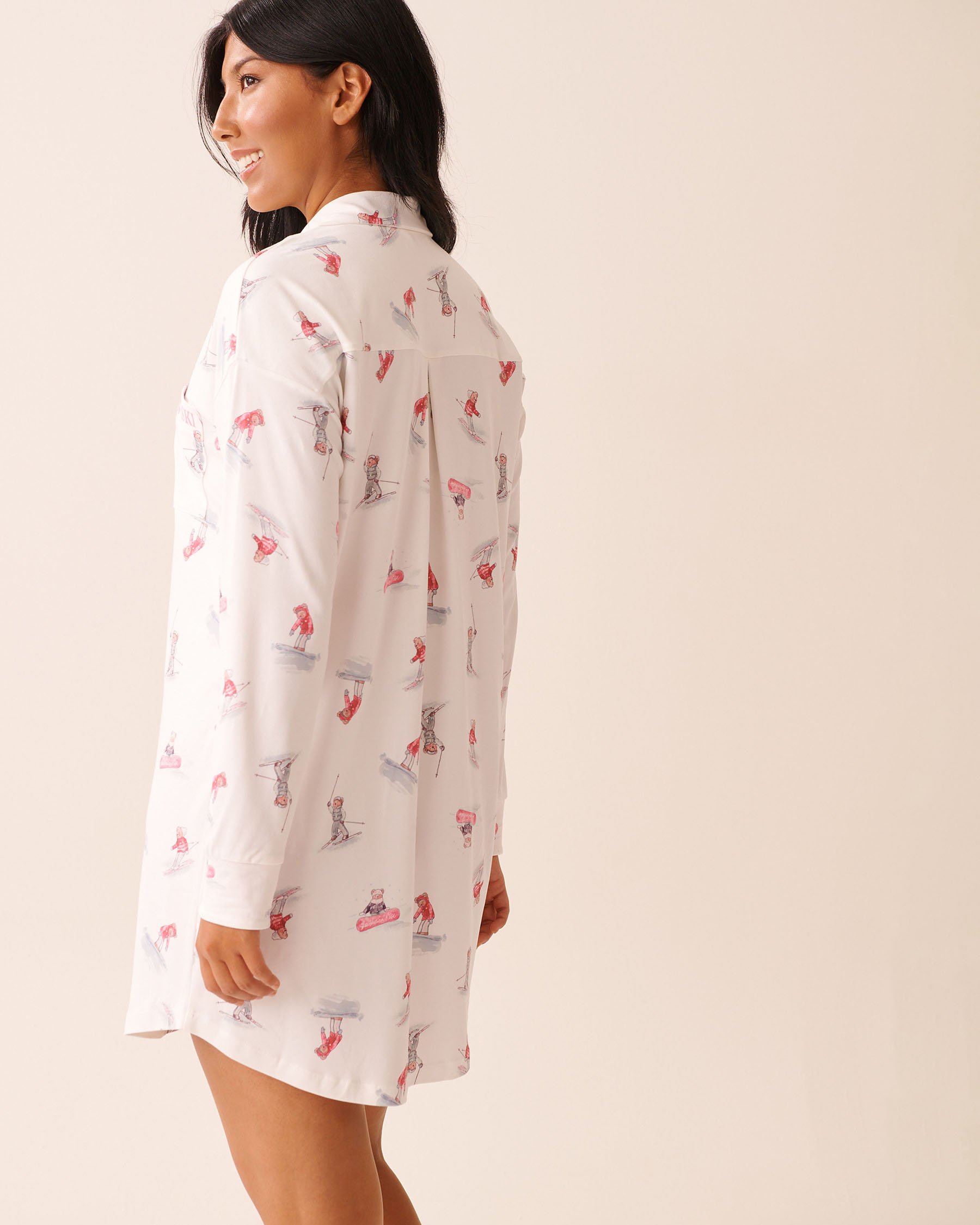 LA VIE EN ROSE Après-Ski Print Super Soft Button-down Sleepshirt White/Skiing Bears 40500466 - View2