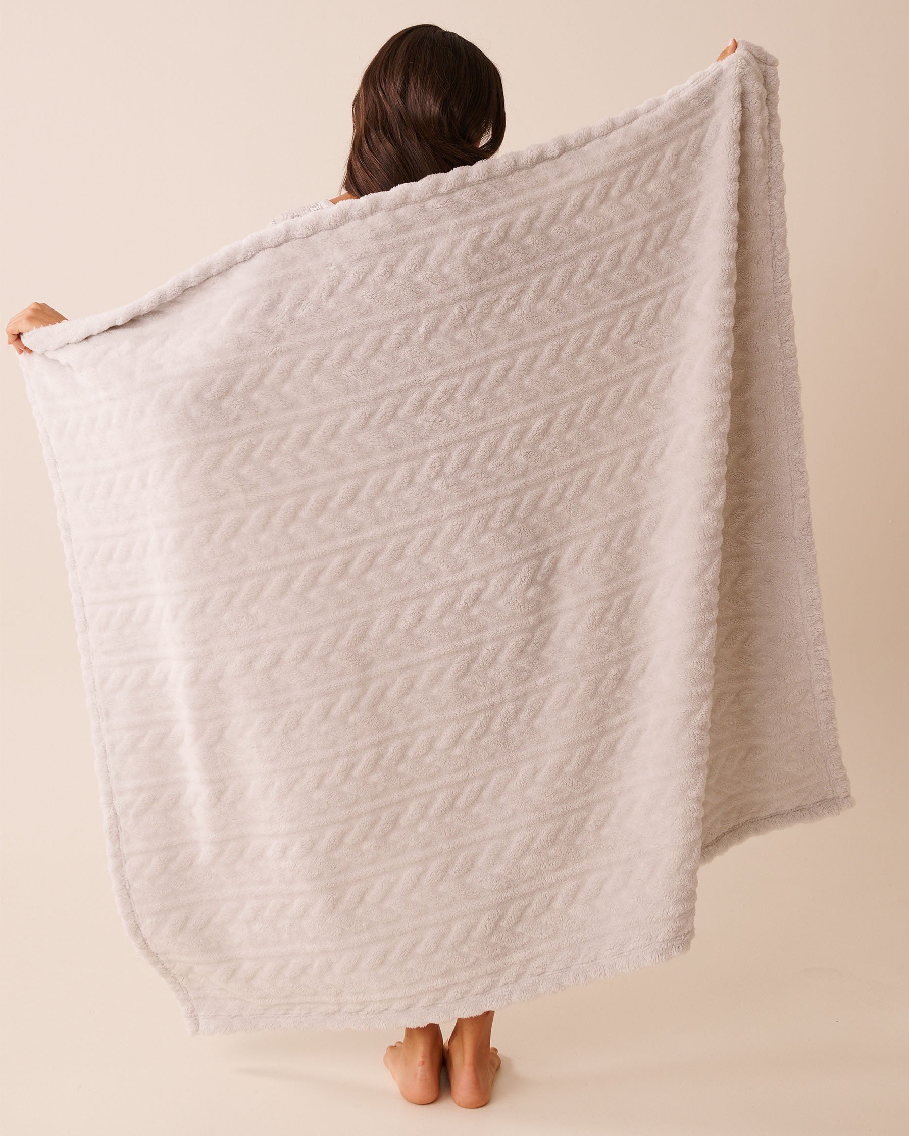 LA VIE EN ROSE Cable Effect Soft Plush Blanket Light Grey 40700439 - View1