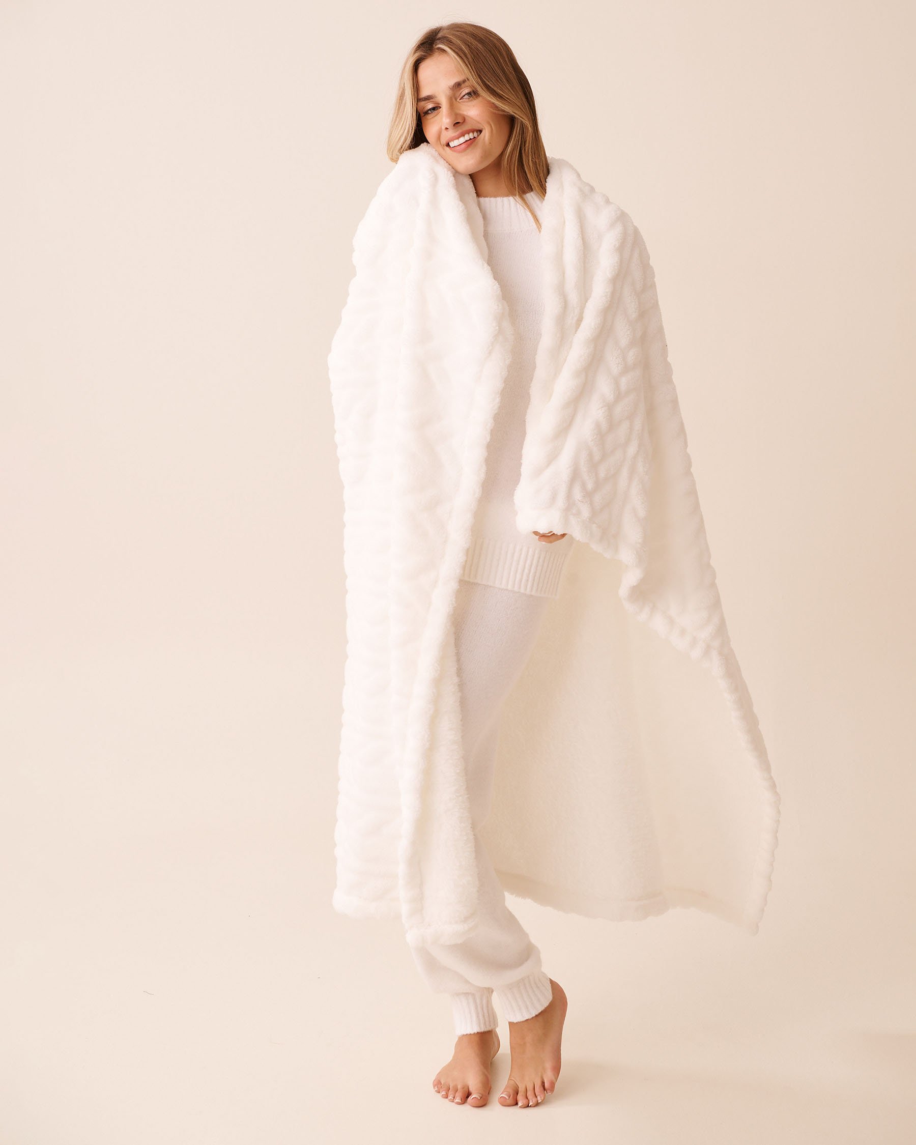 LA VIE EN ROSE Cable Effect Soft Plush Blanket Snow White 40700439 - View1