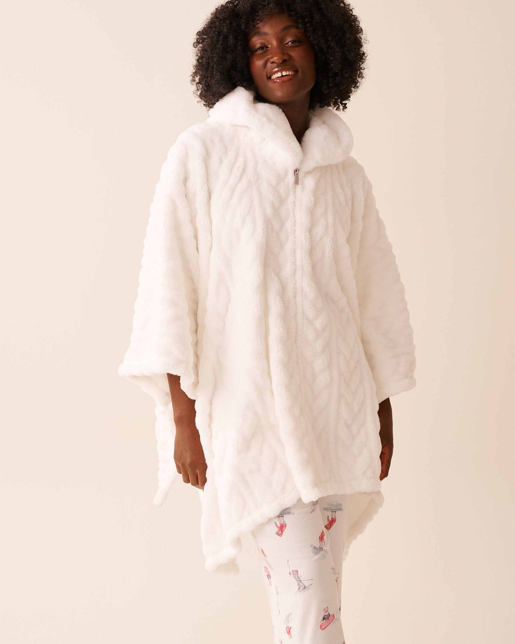 LA VIE EN ROSE Cable Effect Soft Plush Hooded Cape Snow White 40700442 - View1