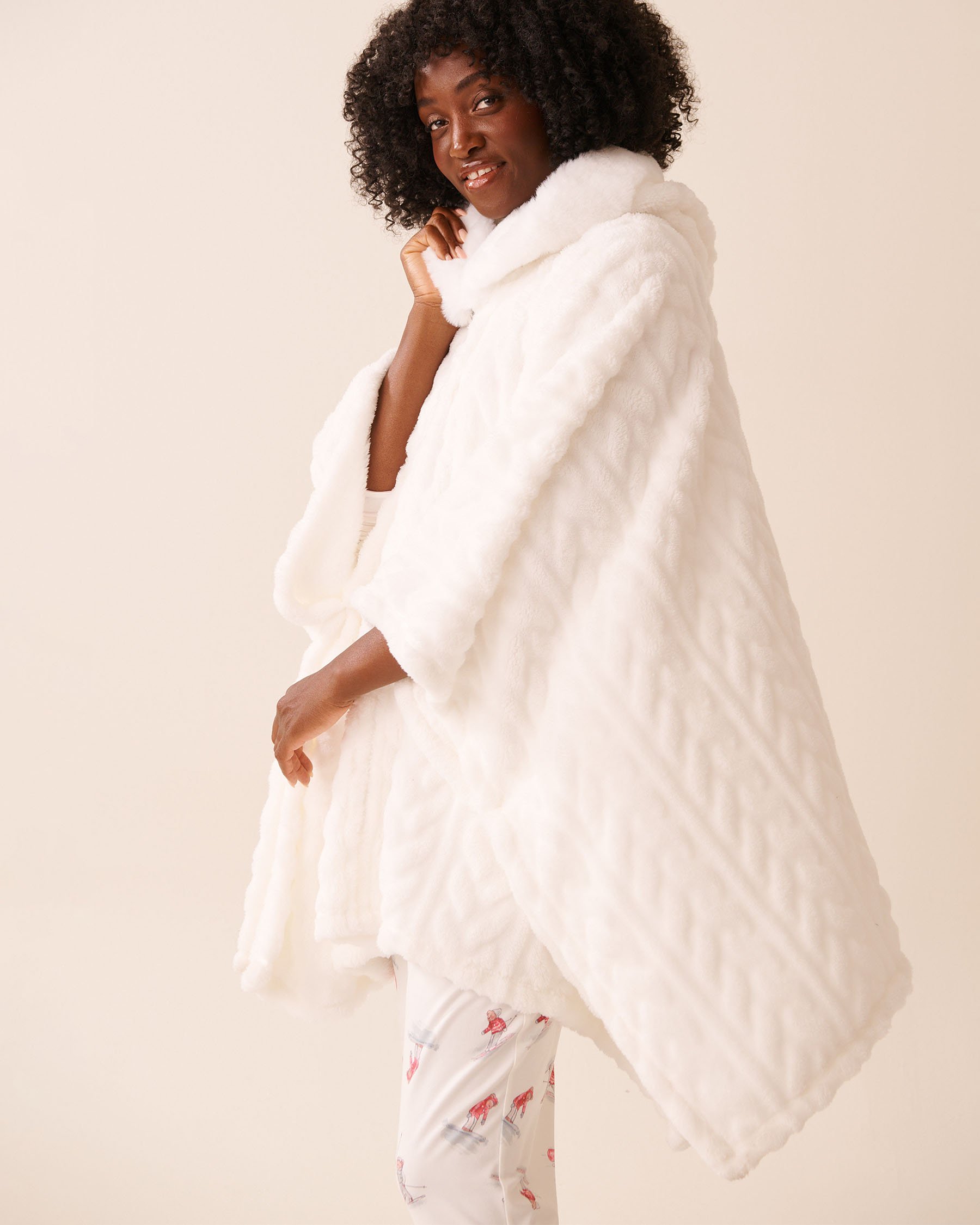 LA VIE EN ROSE Cable Effect Soft Plush Hooded Cape Snow White 40700442 - View6