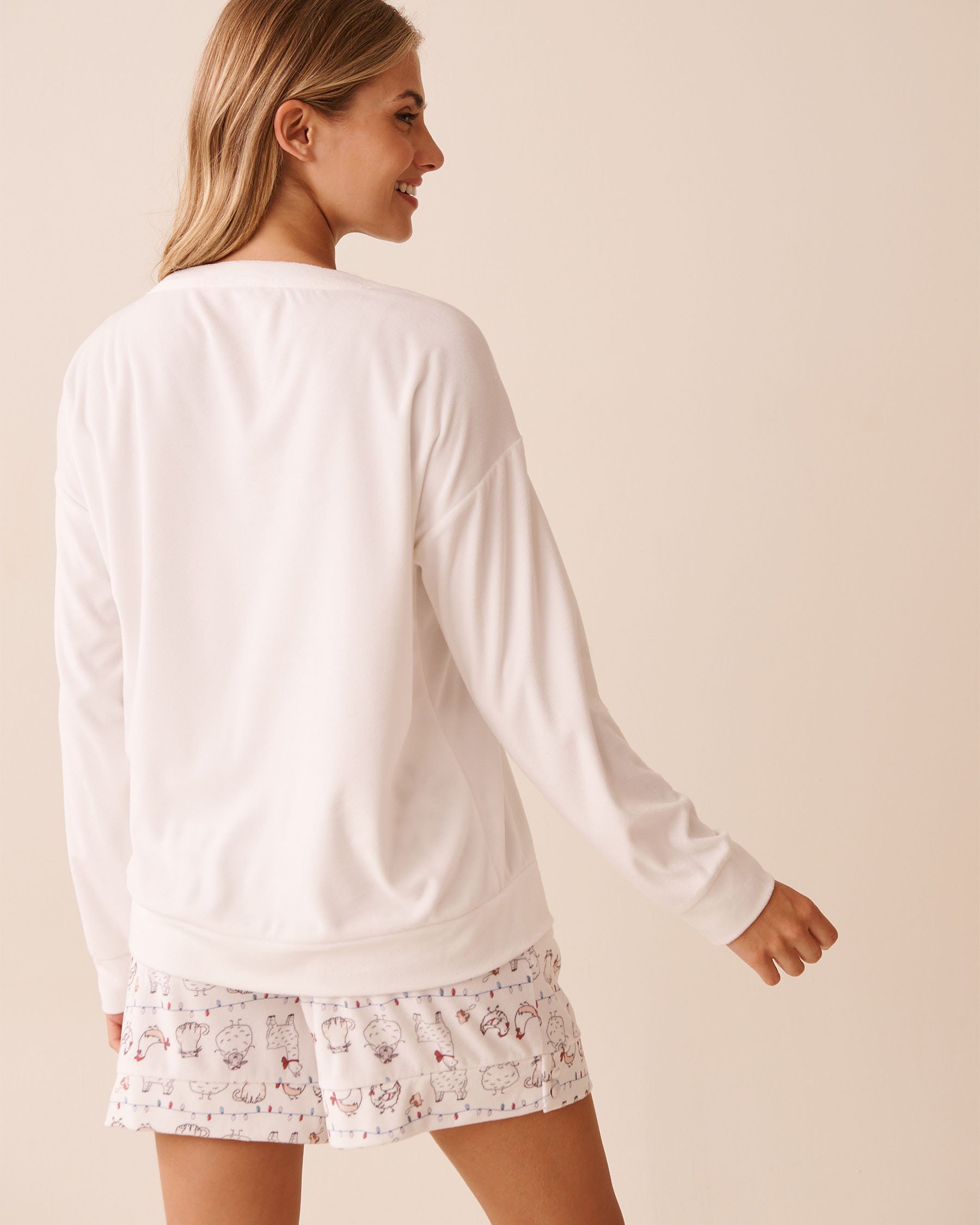 LA VIE EN ROSE Farm Friends Print Soft Velour Long Sleeve Shirt White/Farm Animals 40100798 - View2