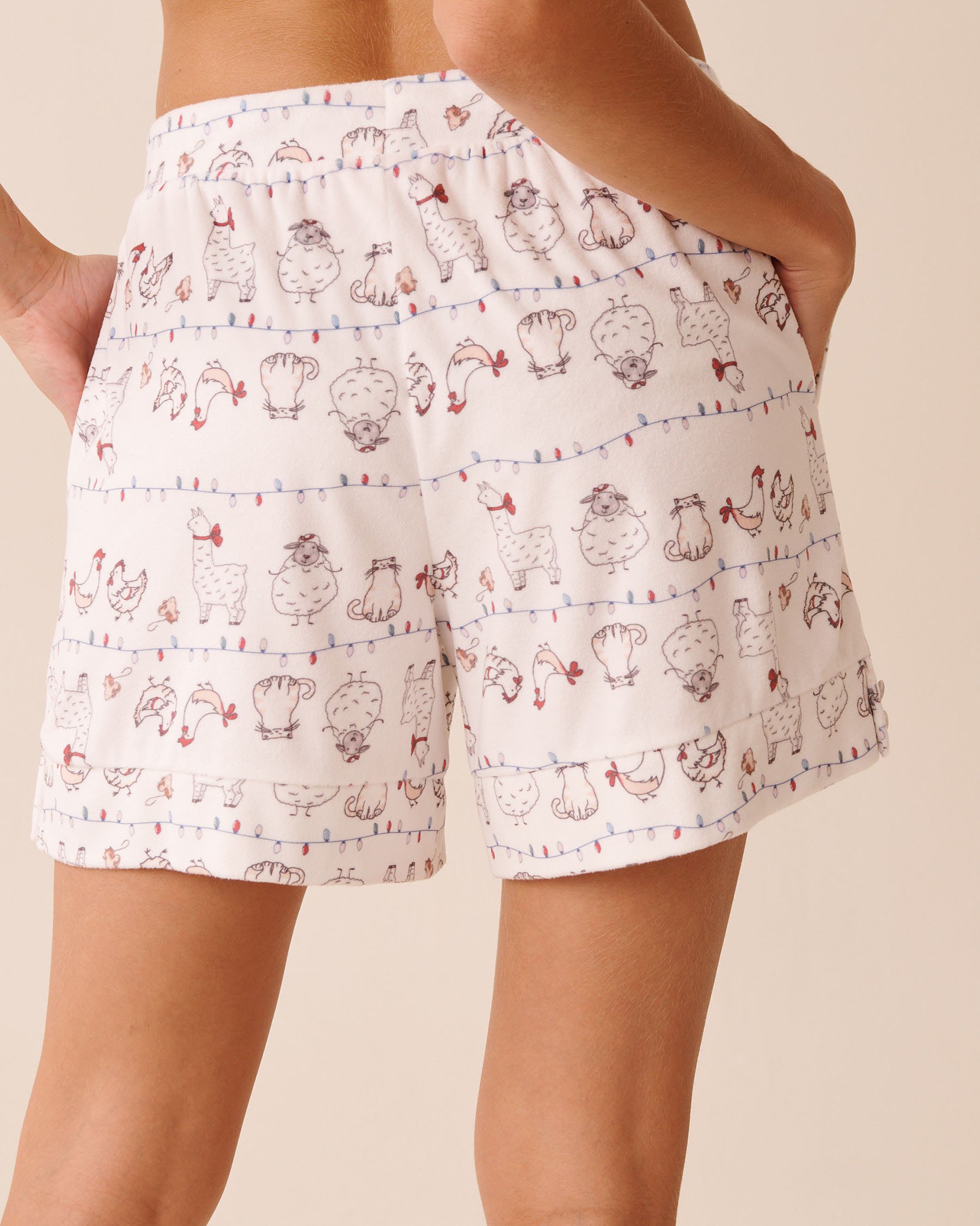 LA VIE EN ROSE Farm Friends Print Soft Velour Pajama Shorts White/Farm Animals 40200788 - View2