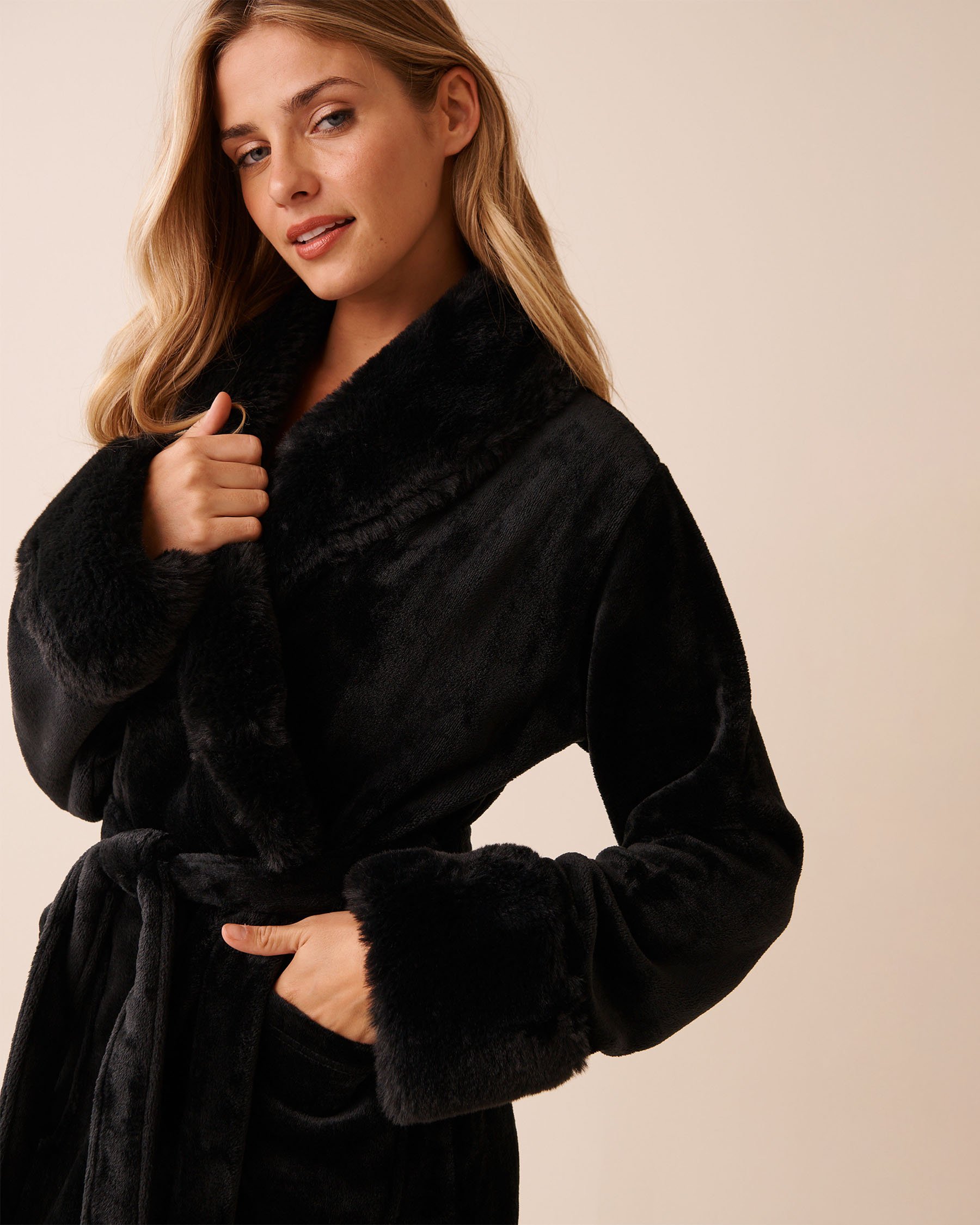 LA VIE EN ROSE Faux Fur Collar Long Plush Robe Black 40600217 - View4