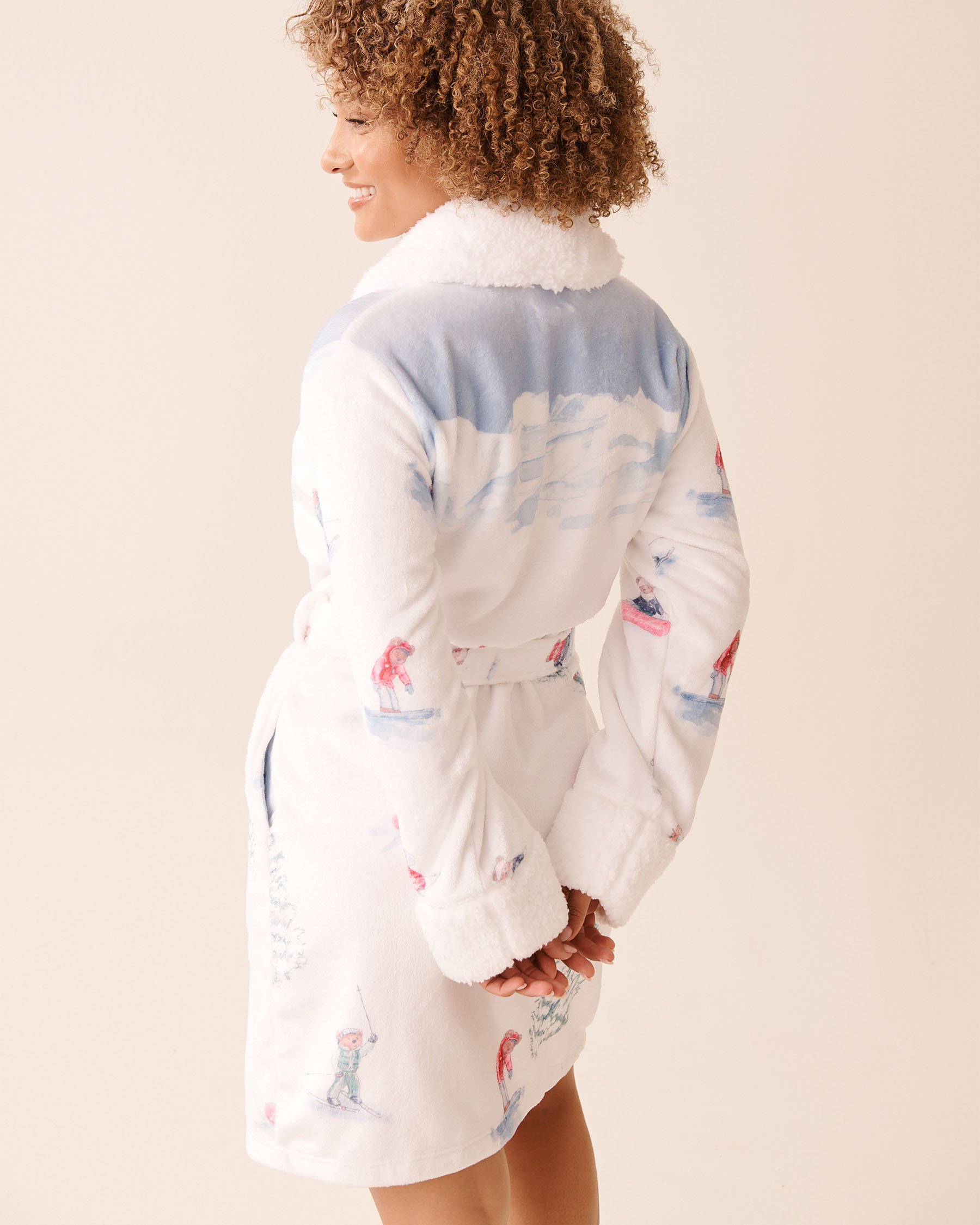 LA VIE EN ROSE Skiing Bear Print Soft Plush Hooded Robe White/Skiing Bears 40600220 - View2
