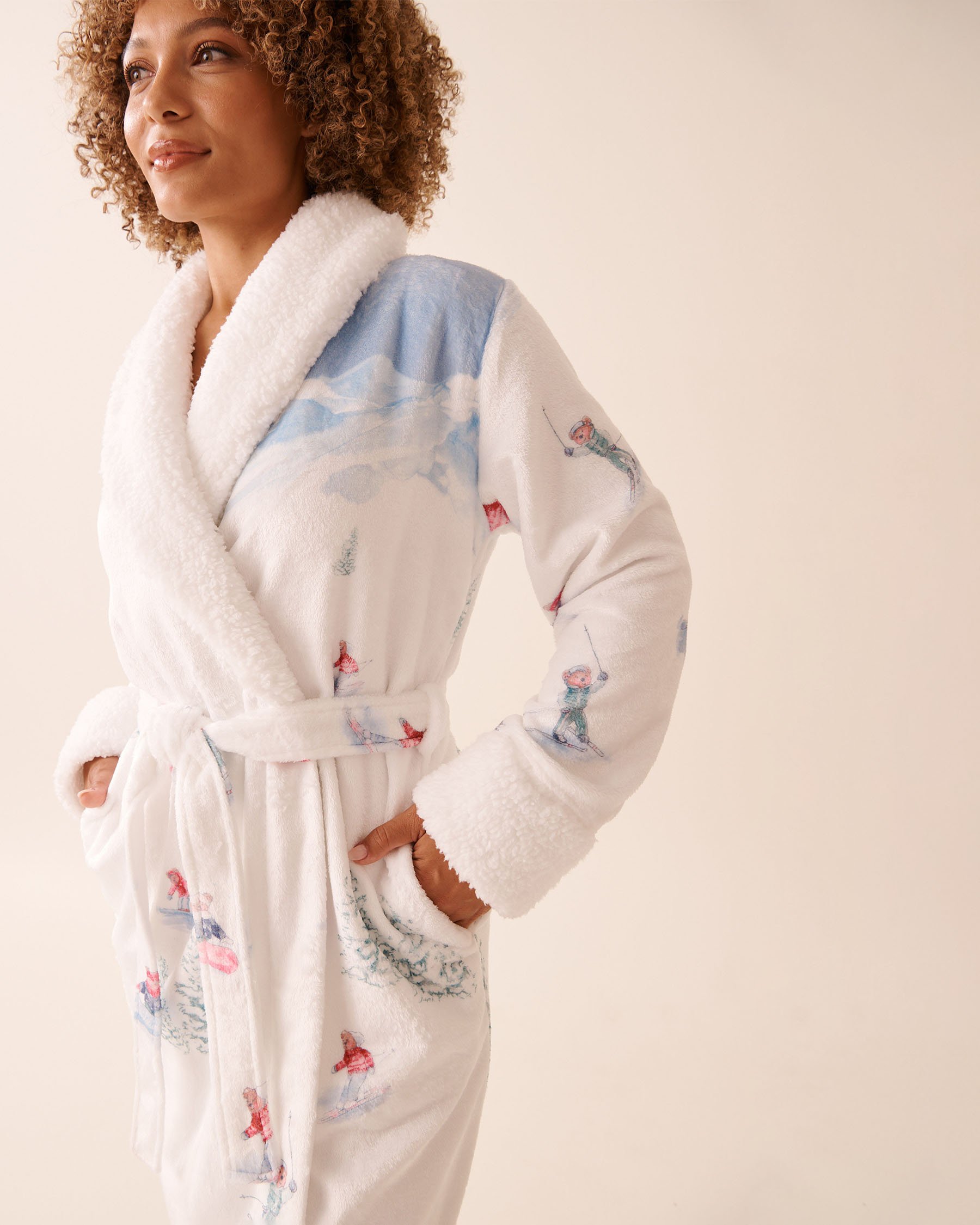 LA VIE EN ROSE Skiing Bear Print Soft Plush Hooded Robe White/Skiing Bears 40600220 - View3