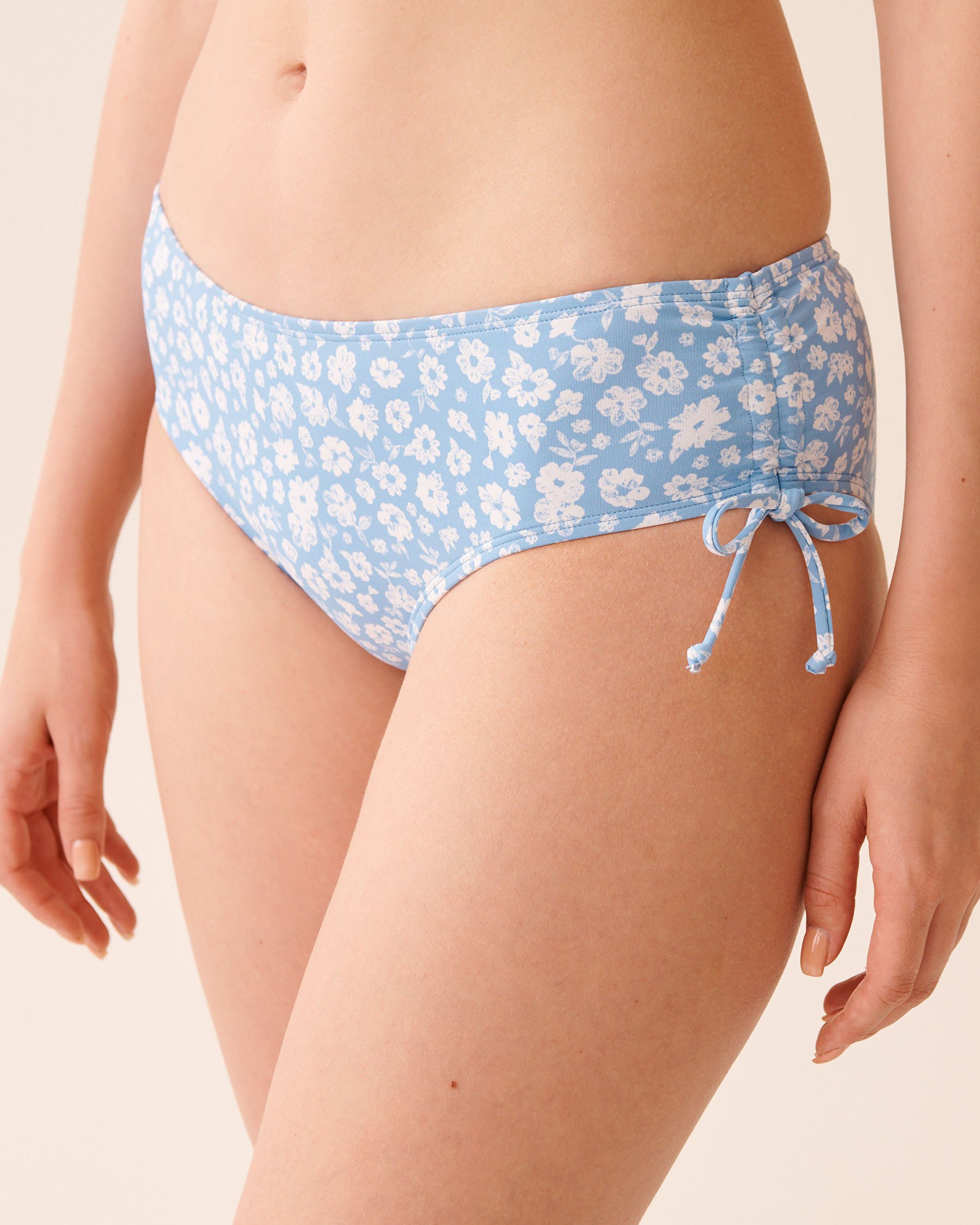 LA VIE EN ROSE AQUA Bas de bikini brésilien noué aux hanches BLUE MEADOW Floral bleu 70300808 - Voir3