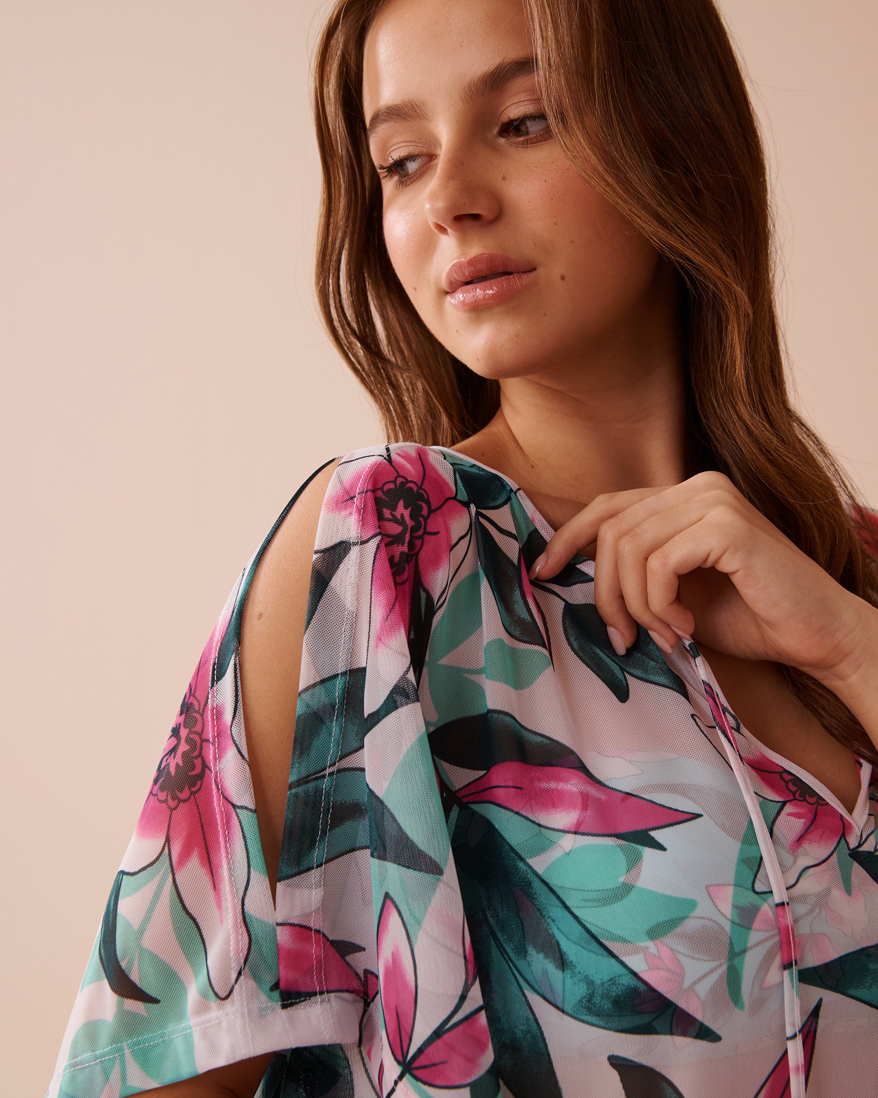 LA VIE EN ROSE AQUA Poncho en résille florale Fleurs de plage 80400062 - Voir3