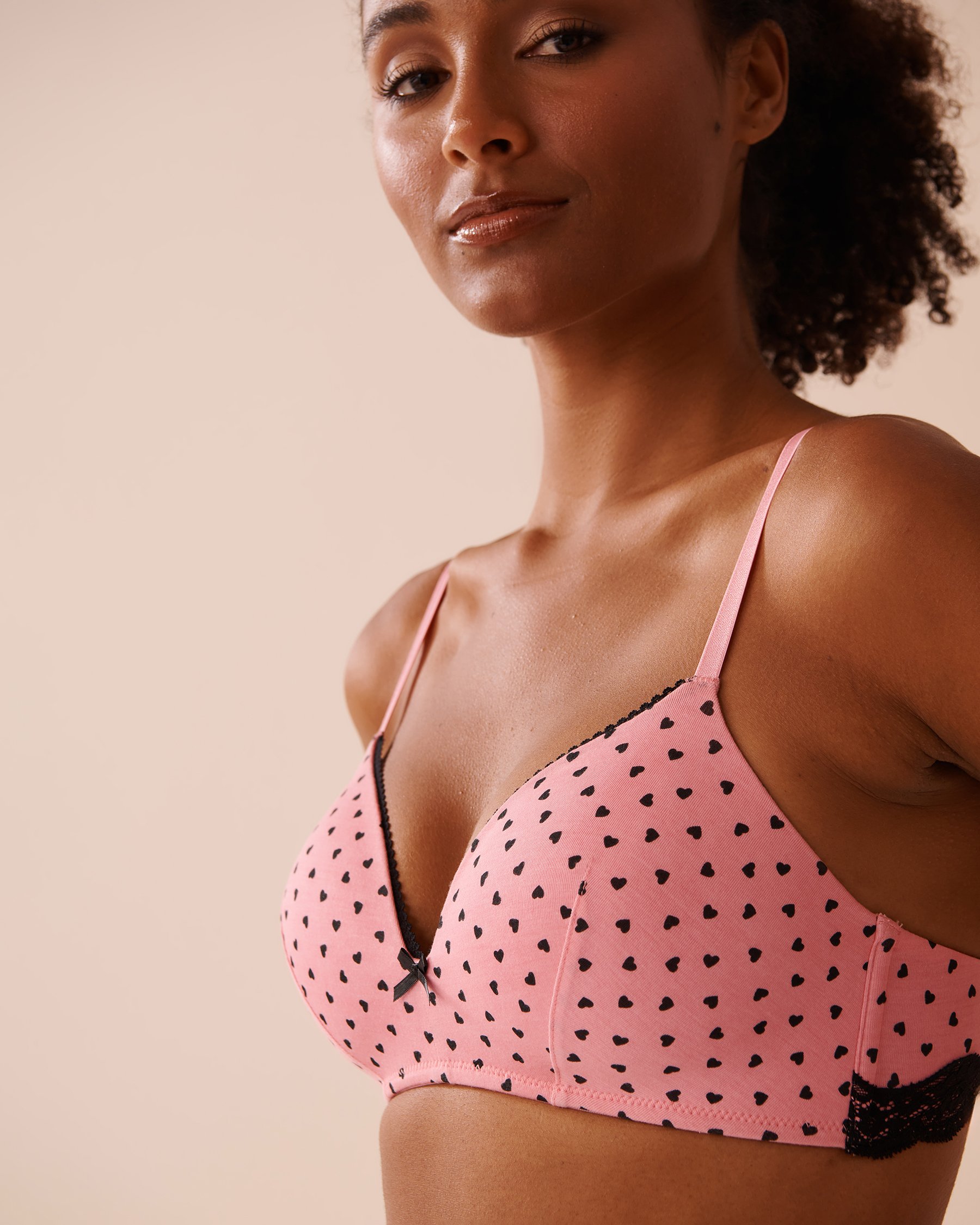 LA VIE EN ROSE Soutien-gorge doublure légère sans armatures en modal et dentelle Rose/Cœurs noirs 10200453 - Voir3