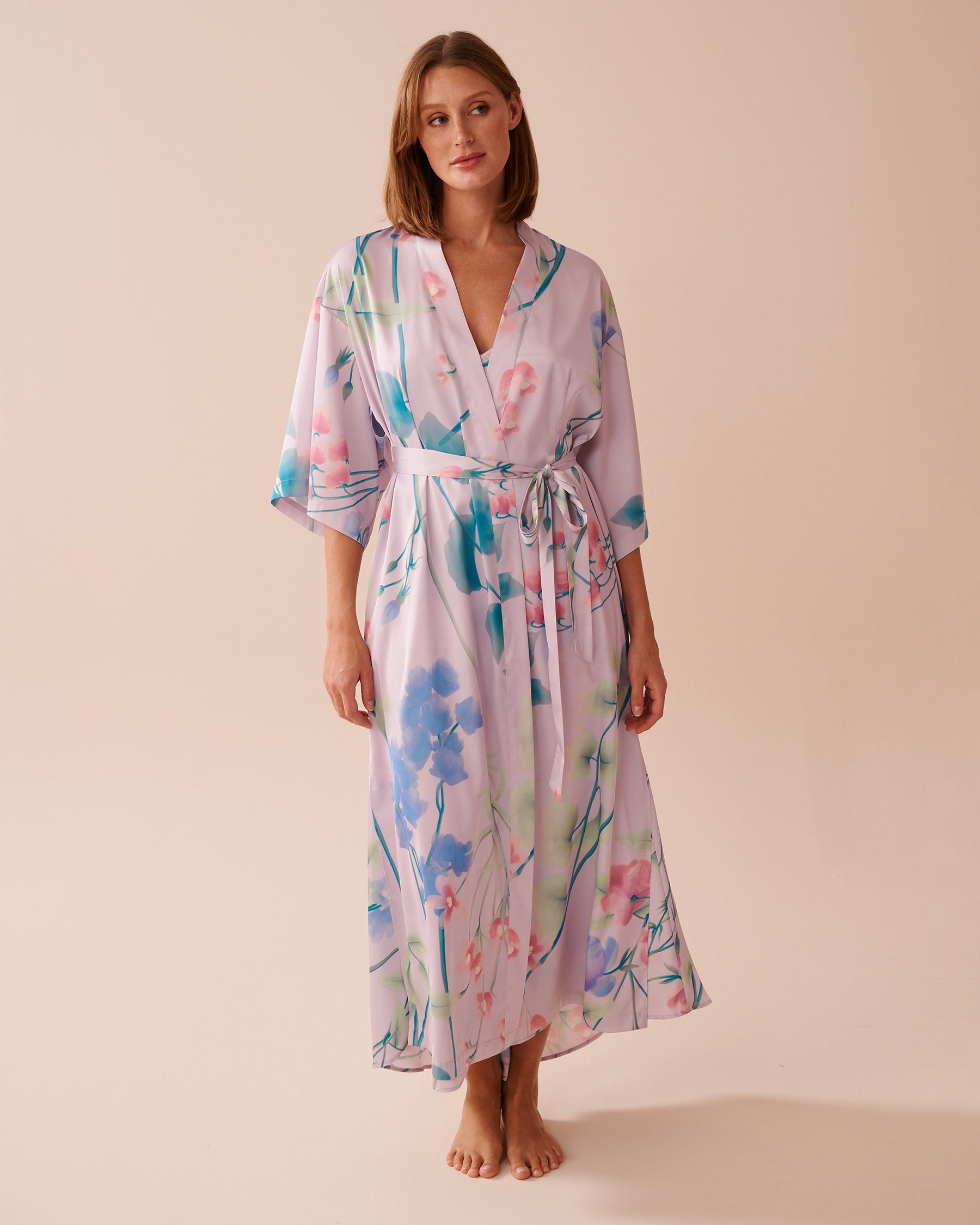 LA VIE EN ROSE Kimono long en satin imprimé jardin lavande Jardin lavande 60600087 - Voir4