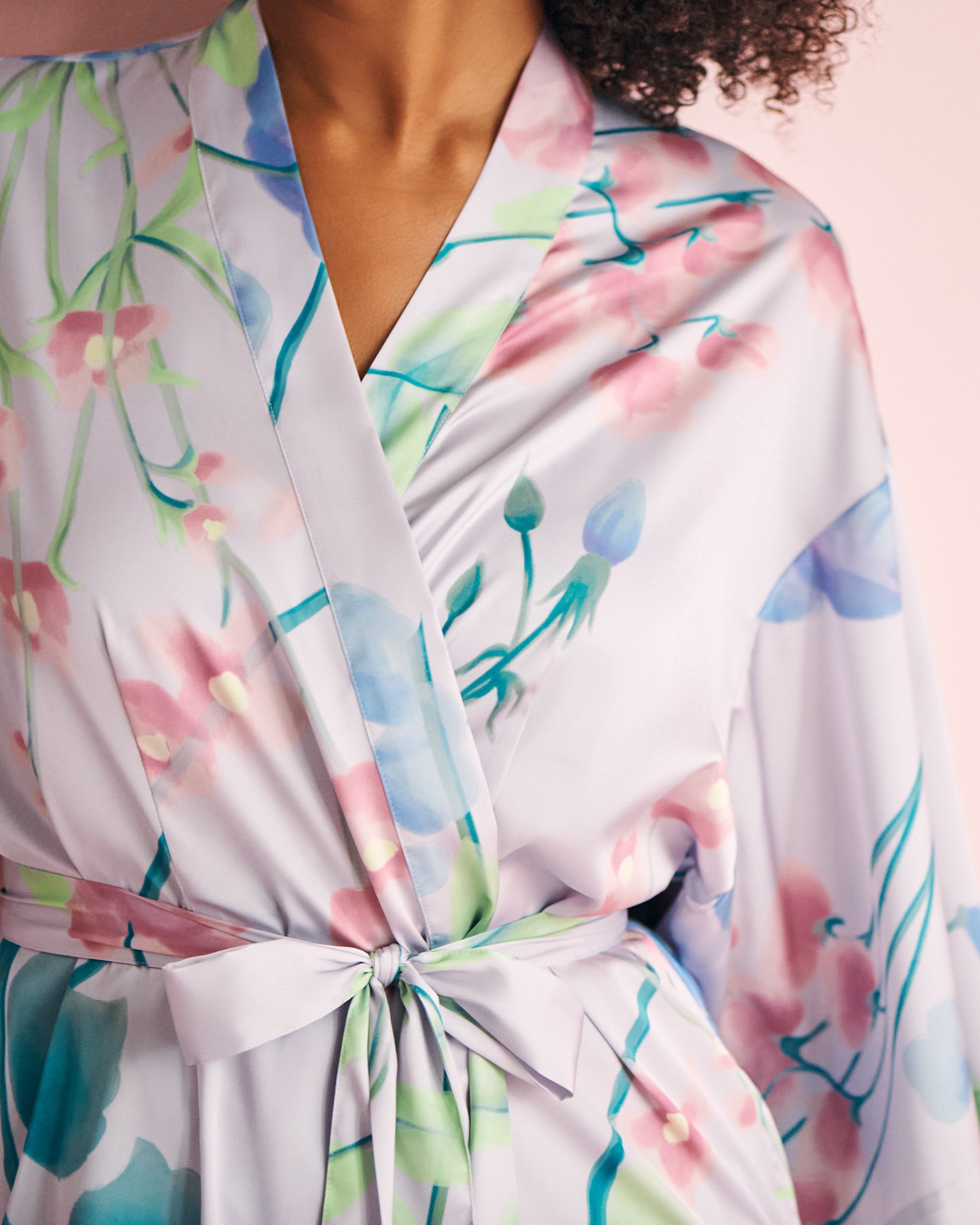 LA VIE EN ROSE Kimono long en satin imprimé jardin lavande Jardin lavande 60600087 - View2