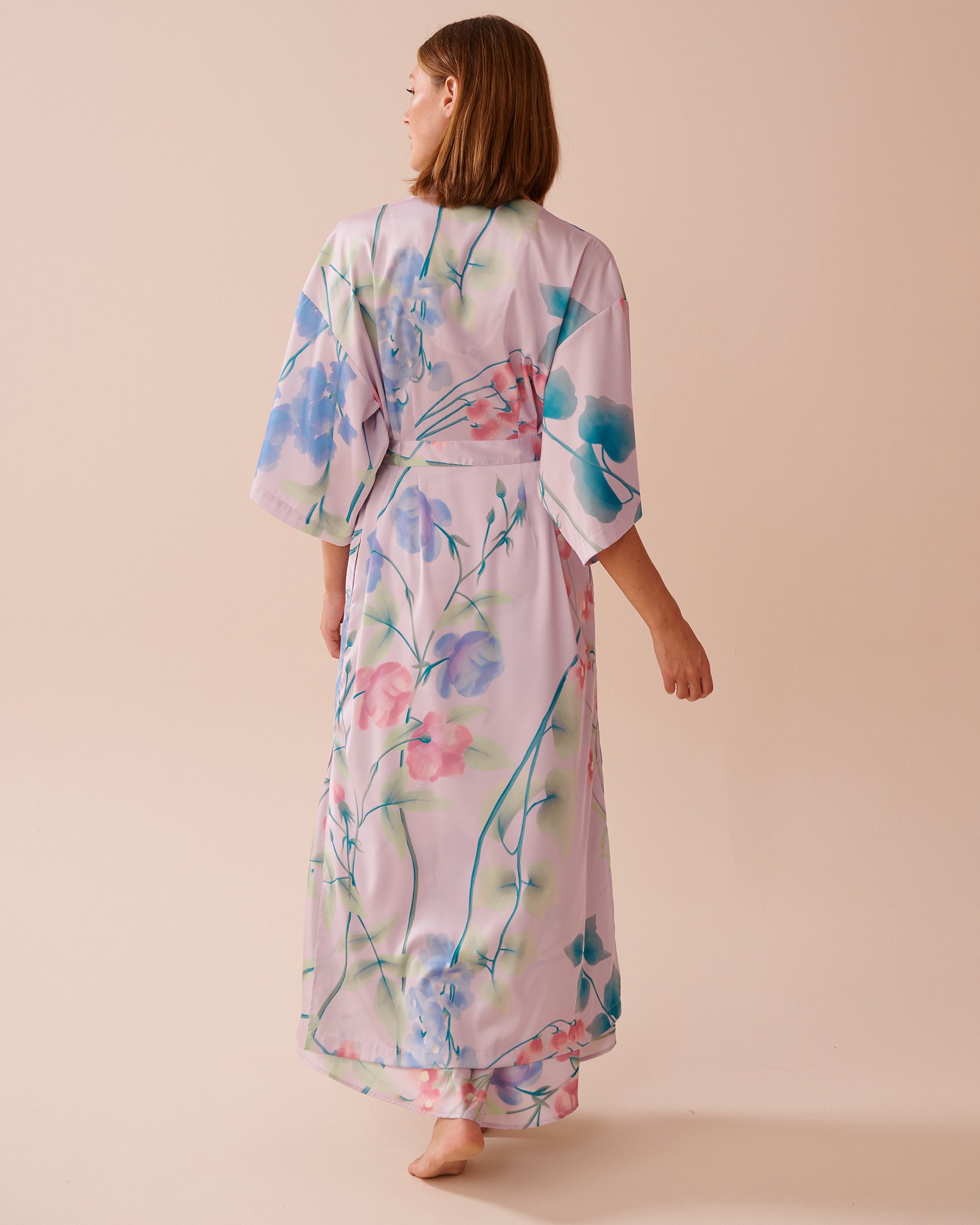 LA VIE EN ROSE Kimono long en satin imprimé jardin lavande Jardin lavande 60600087 - Voir3