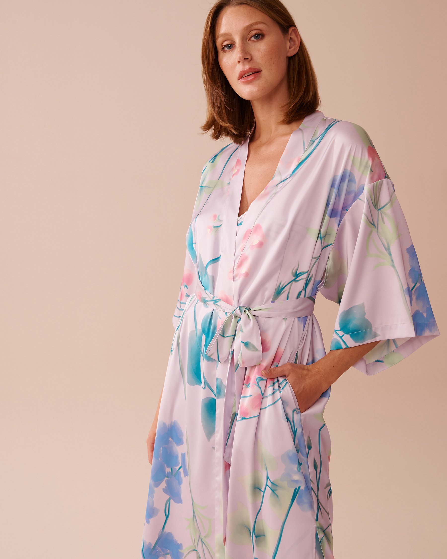 LA VIE EN ROSE Kimono long en satin imprimé jardin lavande Jardin lavande 60600087 - Voir6