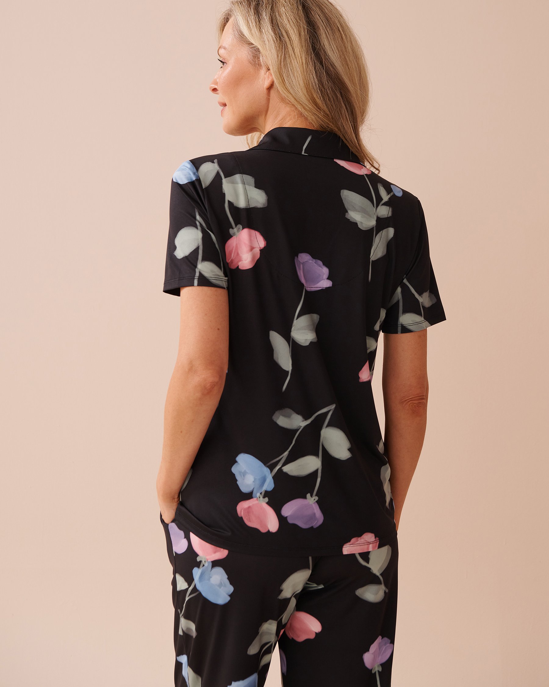 LA VIE EN ROSE Chemisier manches courtes en fibres recyclées imprimé tulipe Noir/Tulipes pastel 60100120 - View2