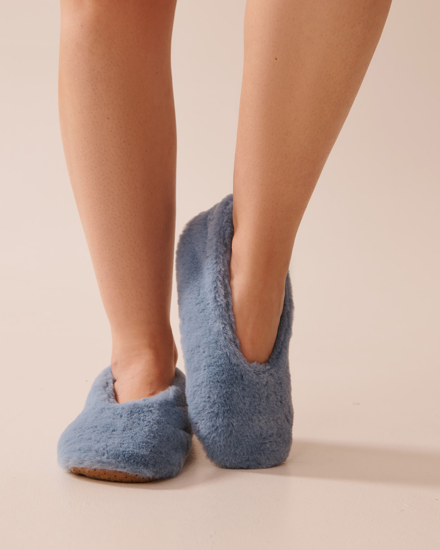 LA VIE EN ROSE Faux Fur Slipper Socks Cloud Blue 40700379 - View1