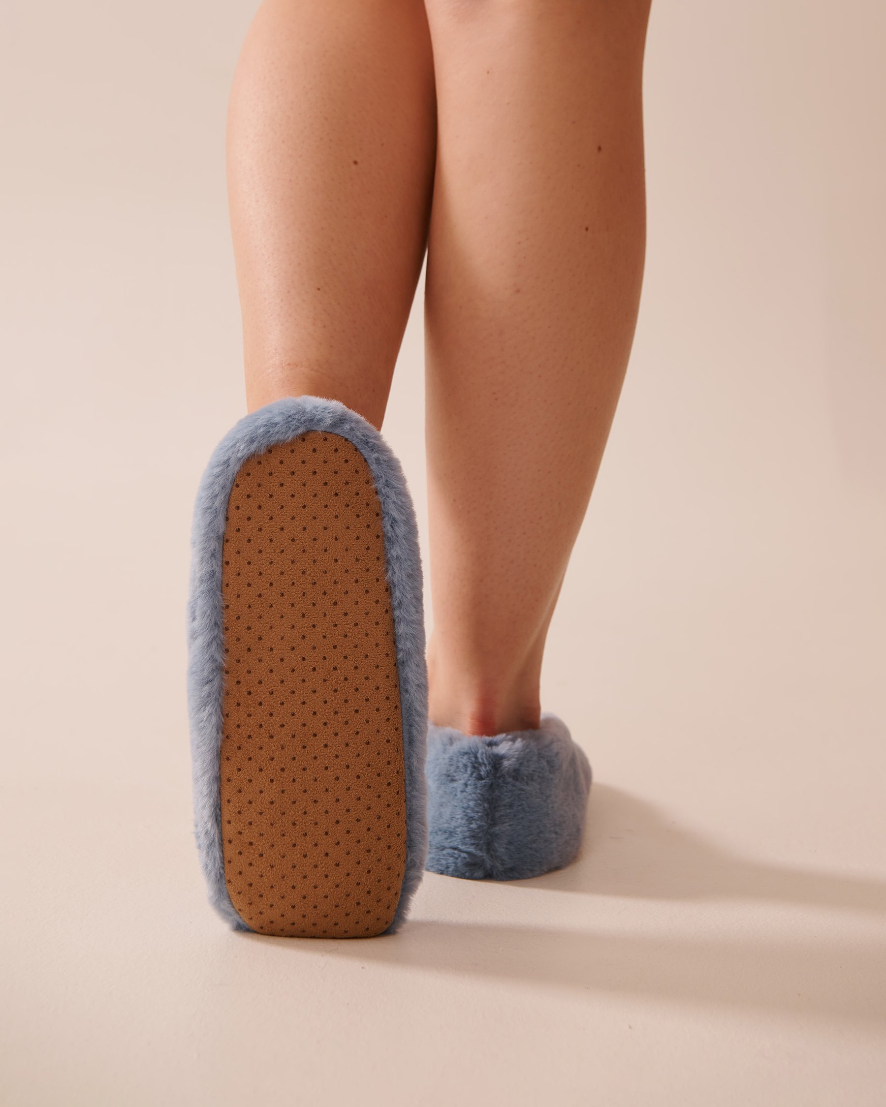 LA VIE EN ROSE Faux Fur Slipper Socks Cloud Blue 40700379 - View2