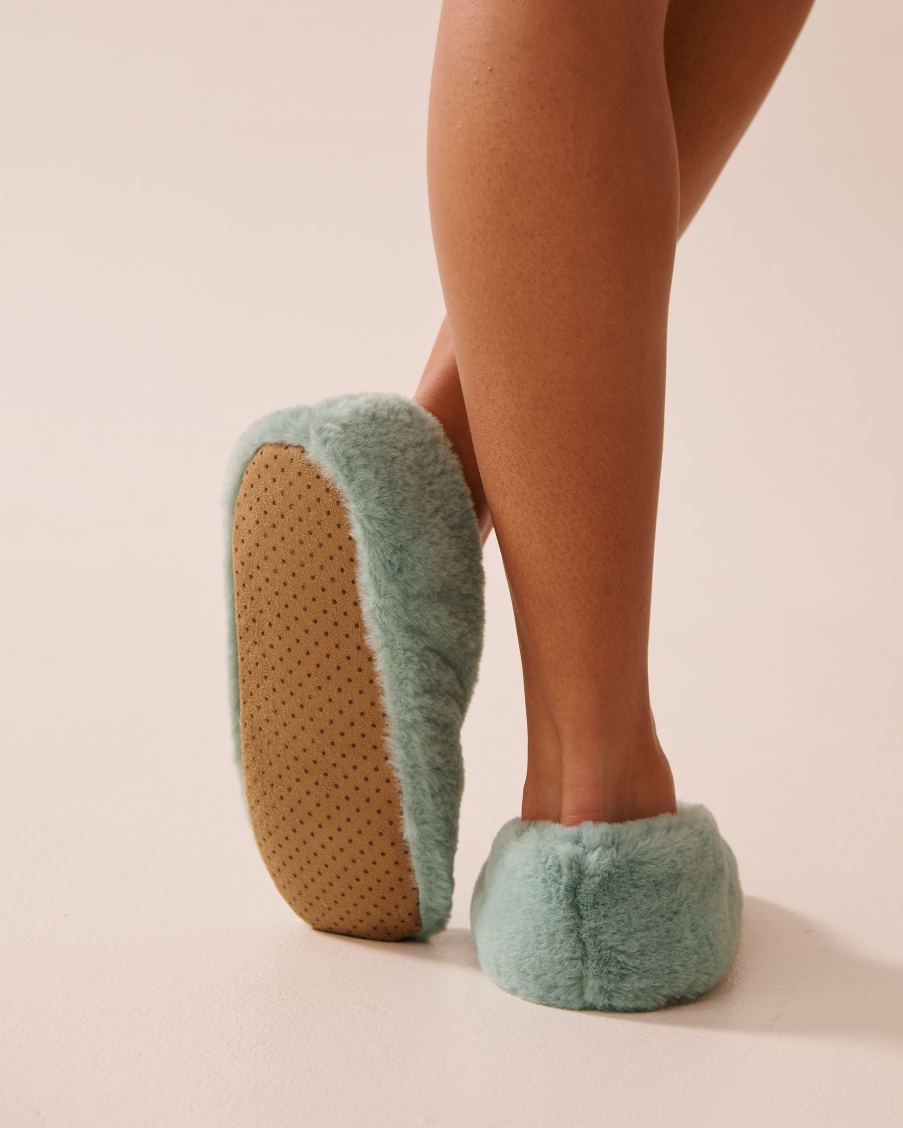 LA VIE EN ROSE Faux Fur Slipper Socks Sage Green 40700379 - View3