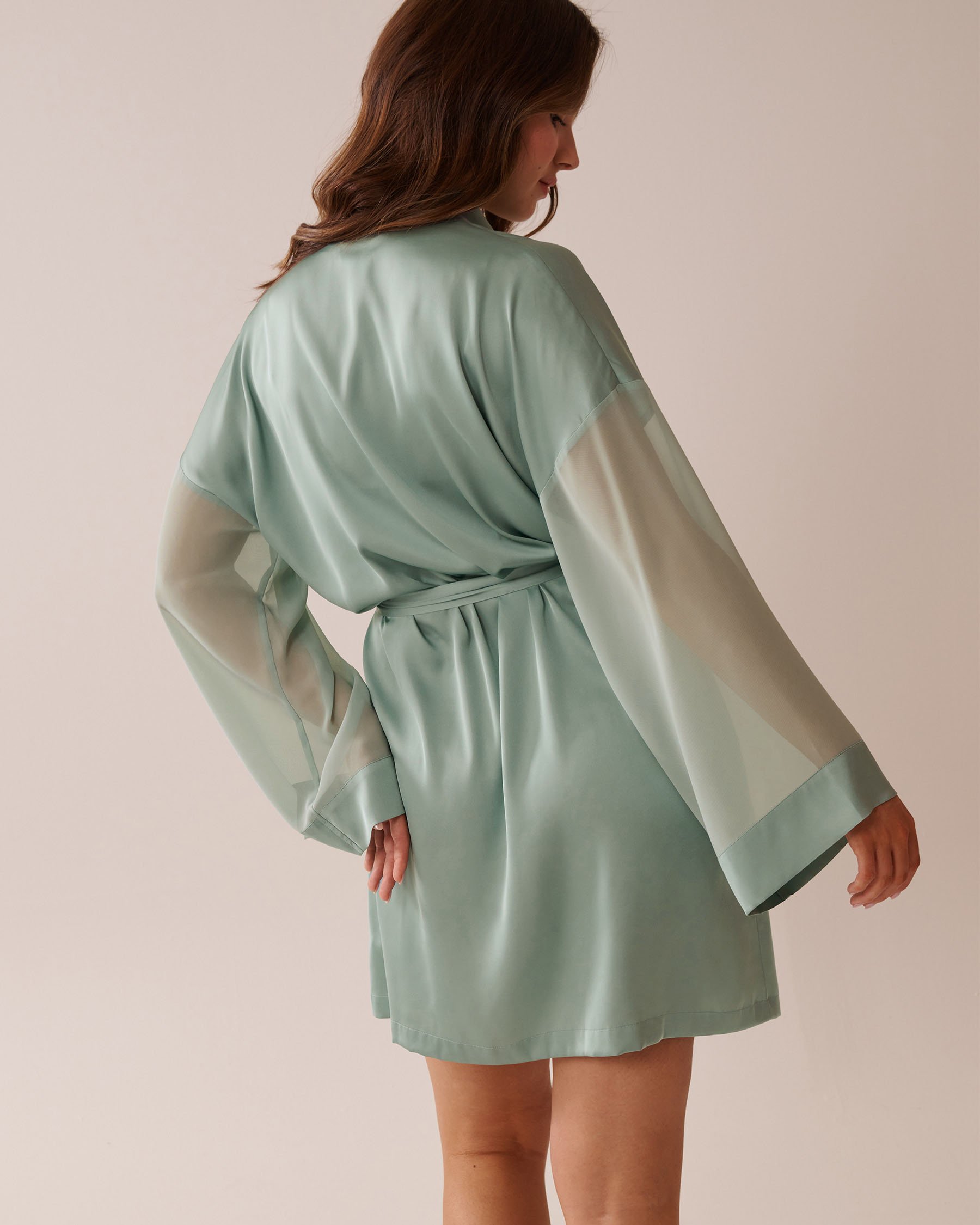 LA VIE EN ROSE Kimono en satin et chiffon Vert sauge 60600092 - Voir3