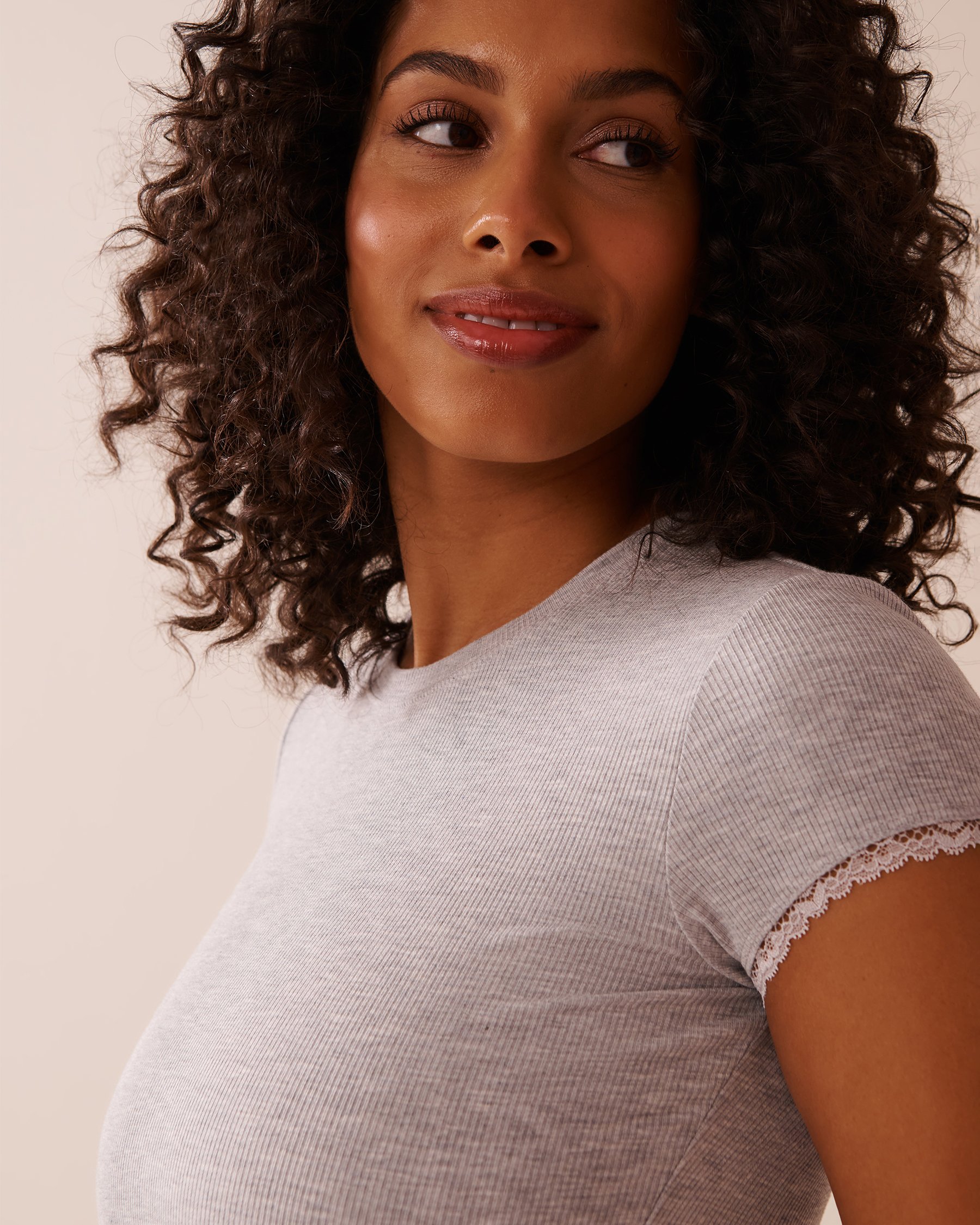 LA VIE EN ROSE T-shirt en modal côtelé et bordure de dentelle Gris 60100129 - Voir3