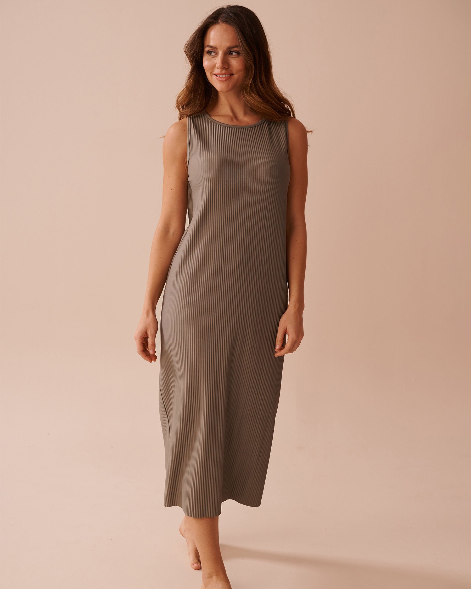 LA VIE EN ROSE Robe longue sans manches à effet plissé Brun 50400041 - View1