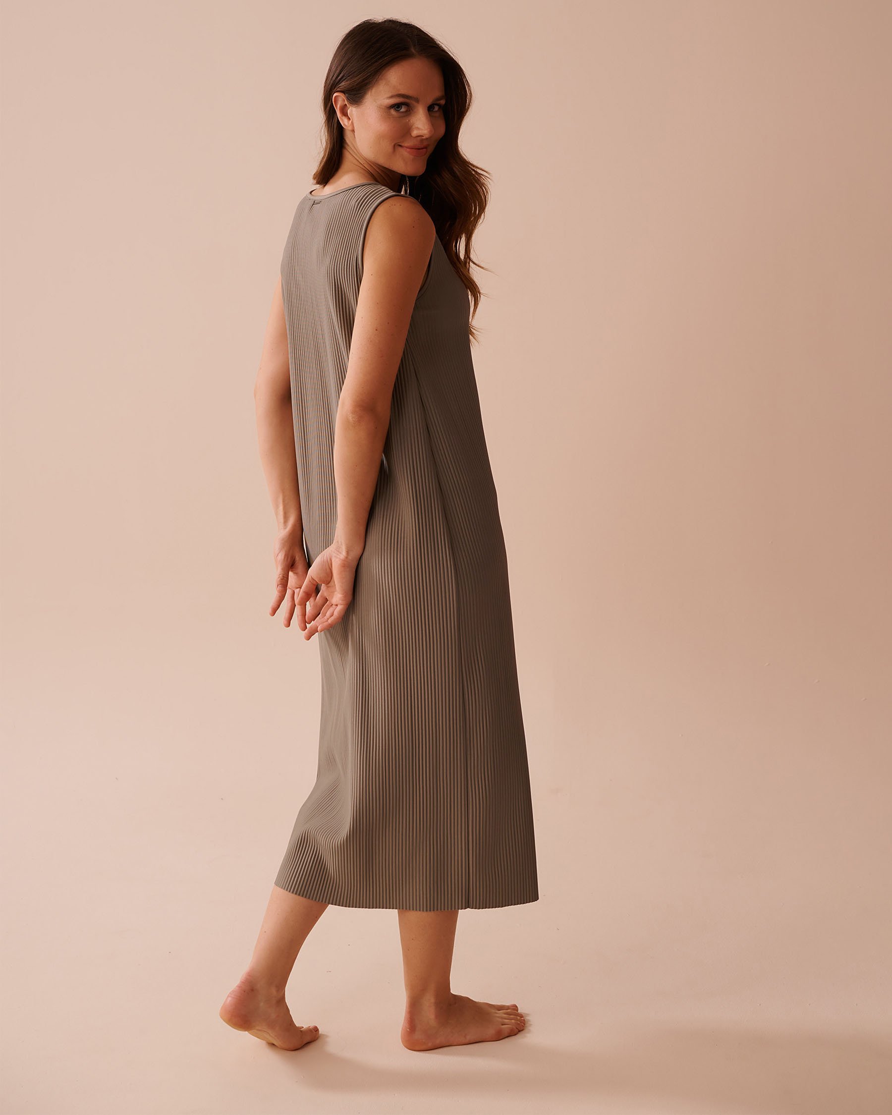 LA VIE EN ROSE Robe longue sans manches à effet plissé Brun 50400041 - View2