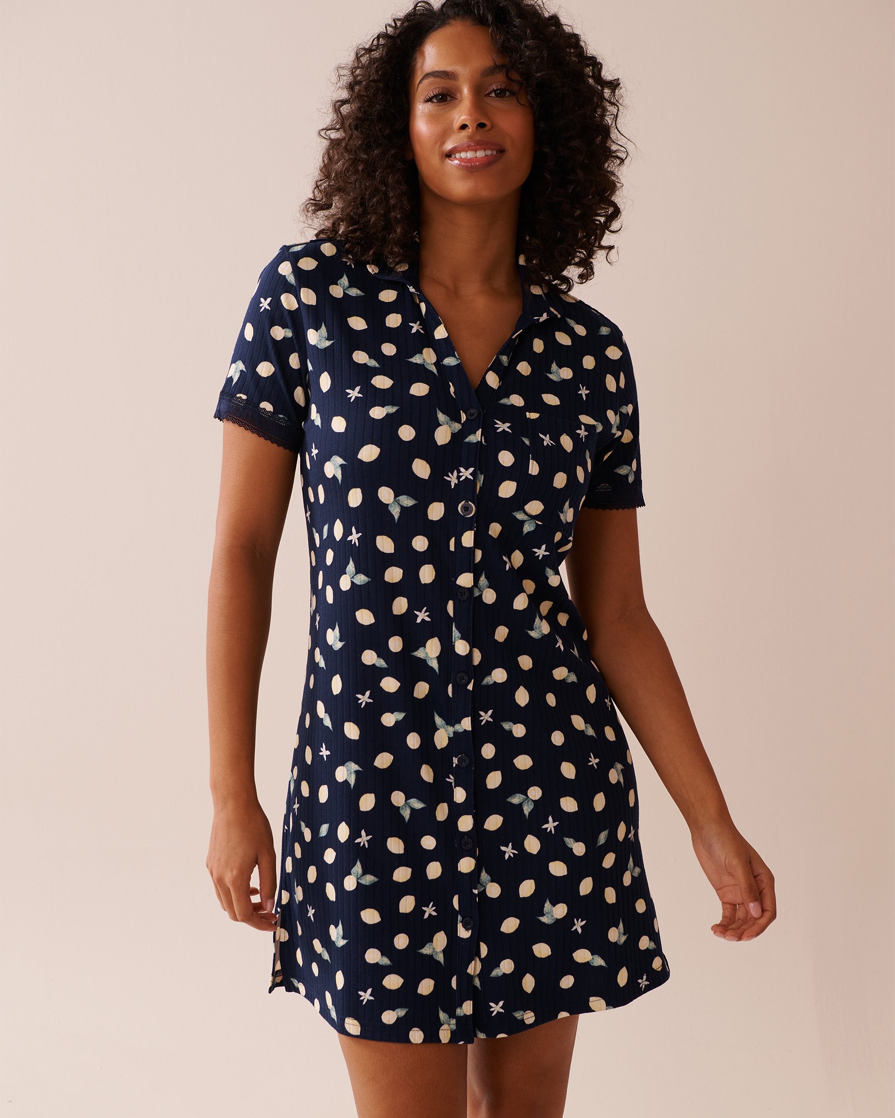 LA VIE EN ROSE Chemise de nuit jersey côtelé et bordure de dentelle imprimé citron Bleu marine/Citrons 40500417 - View1