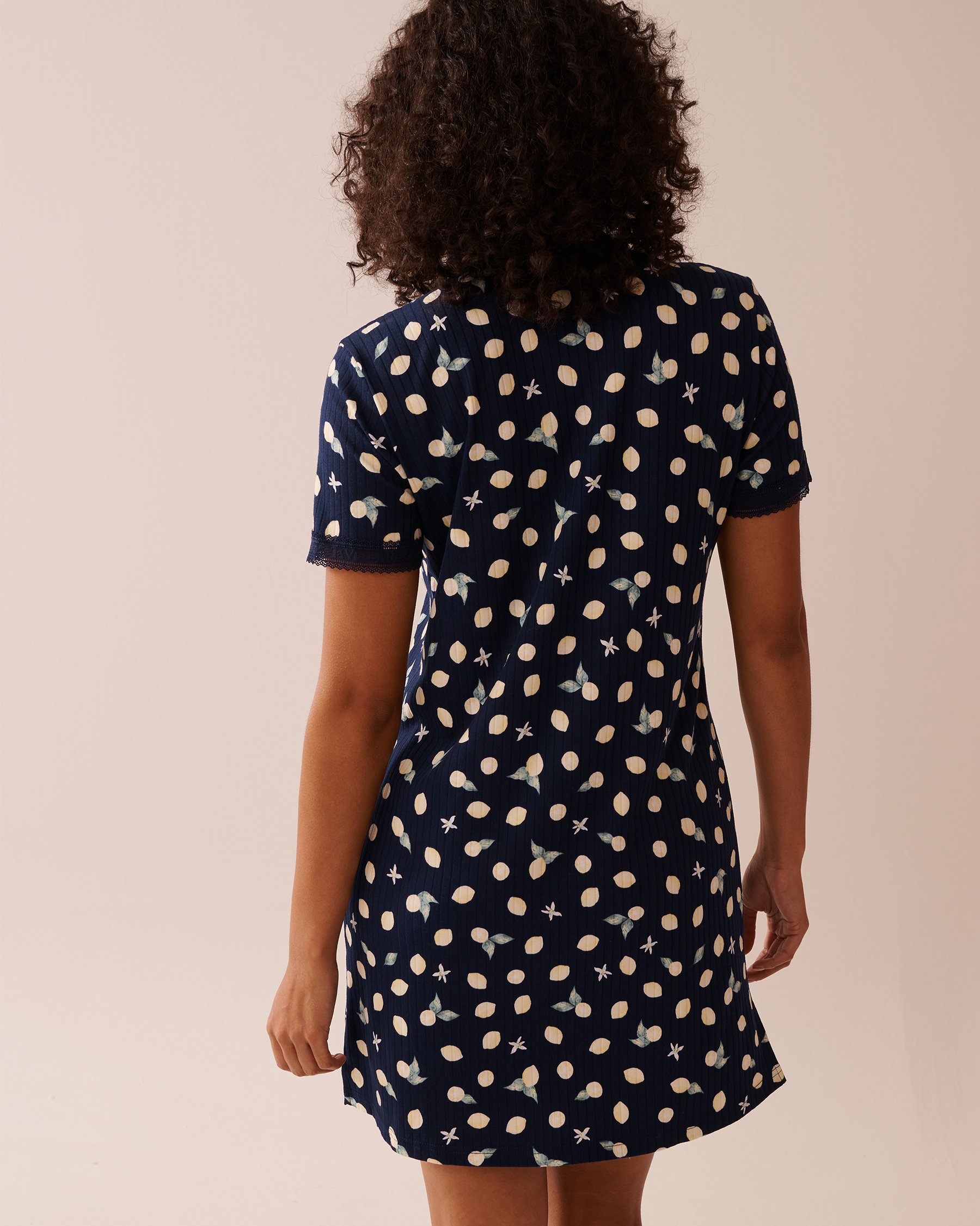 LA VIE EN ROSE Chemise de nuit jersey côtelé et bordure de dentelle imprimé citron Bleu marine/Citrons 40500417 - View2