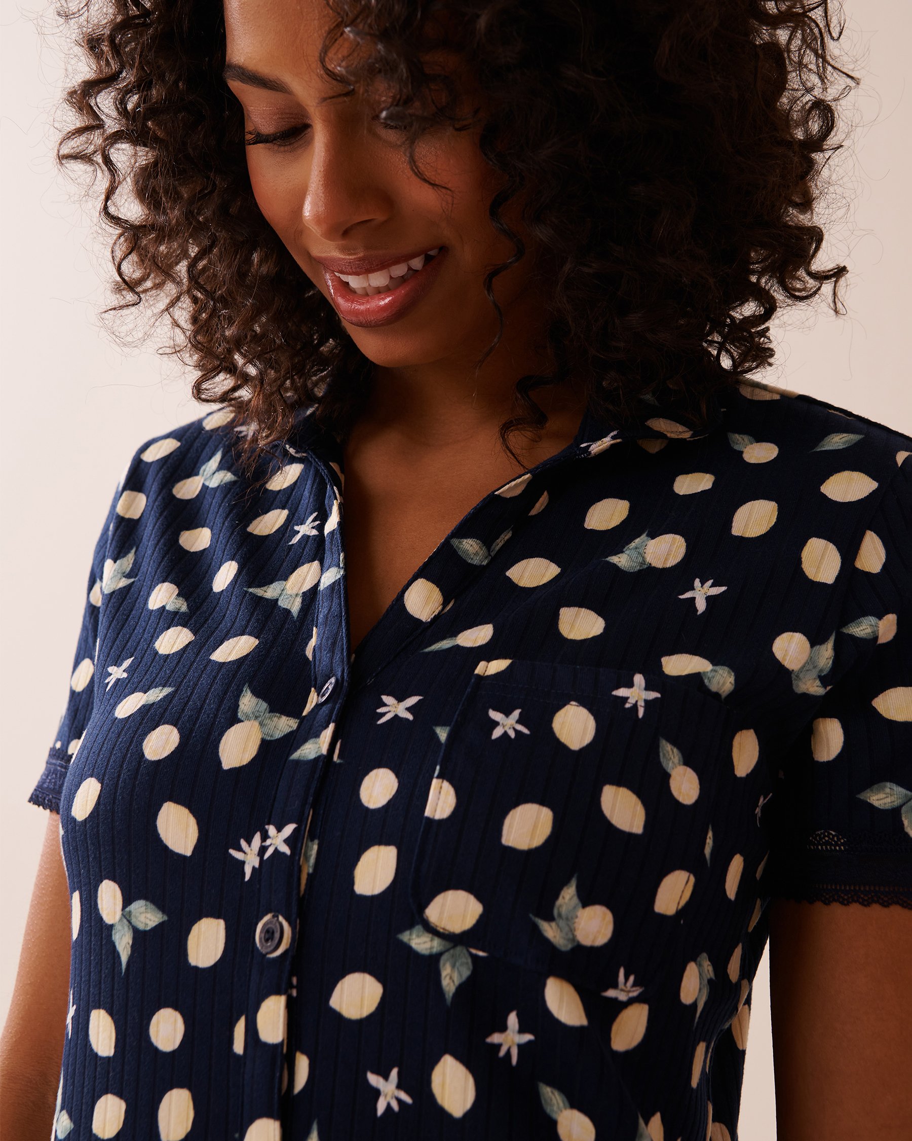 LA VIE EN ROSE Chemise de nuit jersey côtelé et bordure de dentelle imprimé citron Bleu marine/Citrons 40500417 - View3