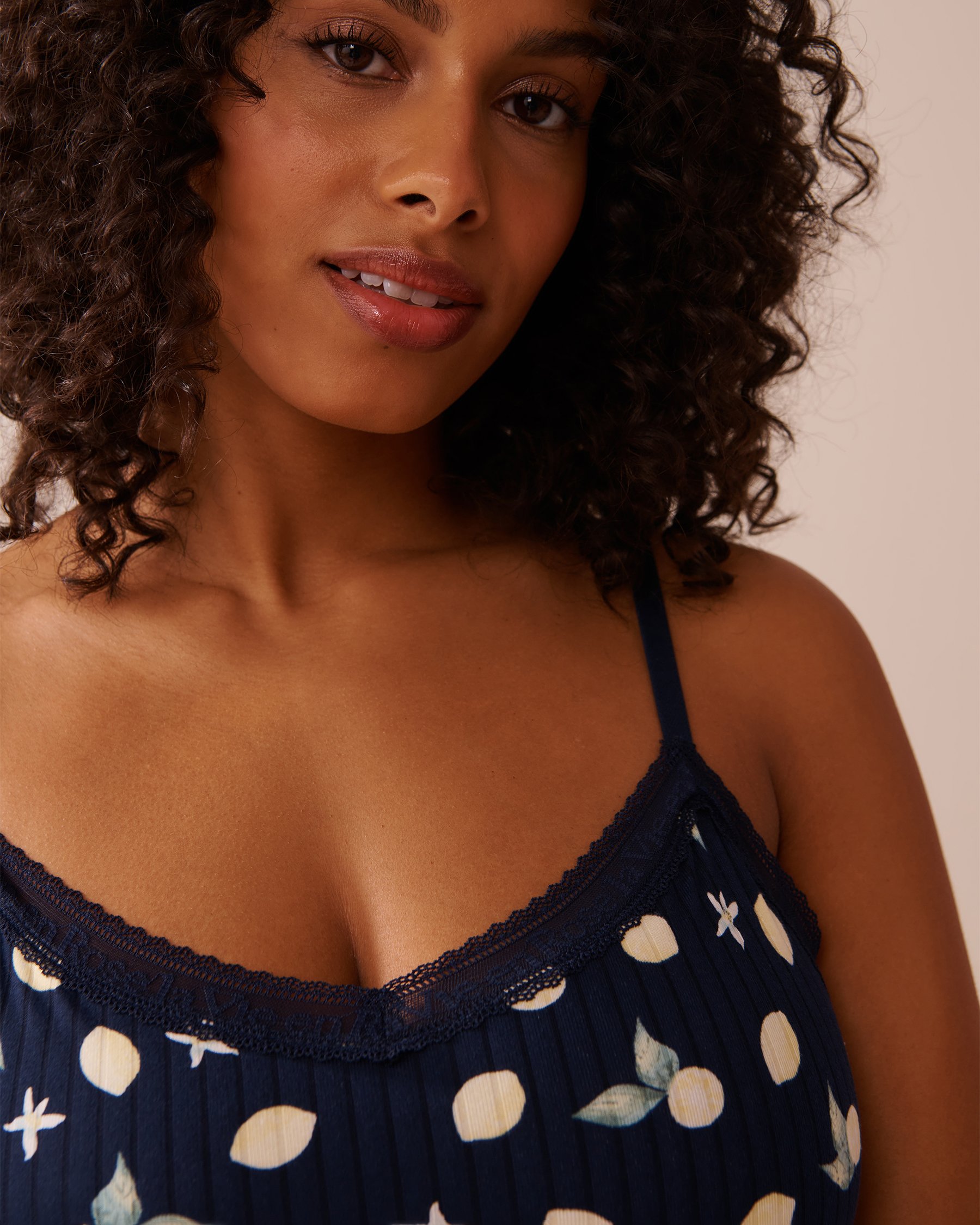 LA VIE EN ROSE Camisole jersey côtelé à soutien intégré et bordure de dentelle imprimé citron Bleu marine/Citrons 40100705 - View3
