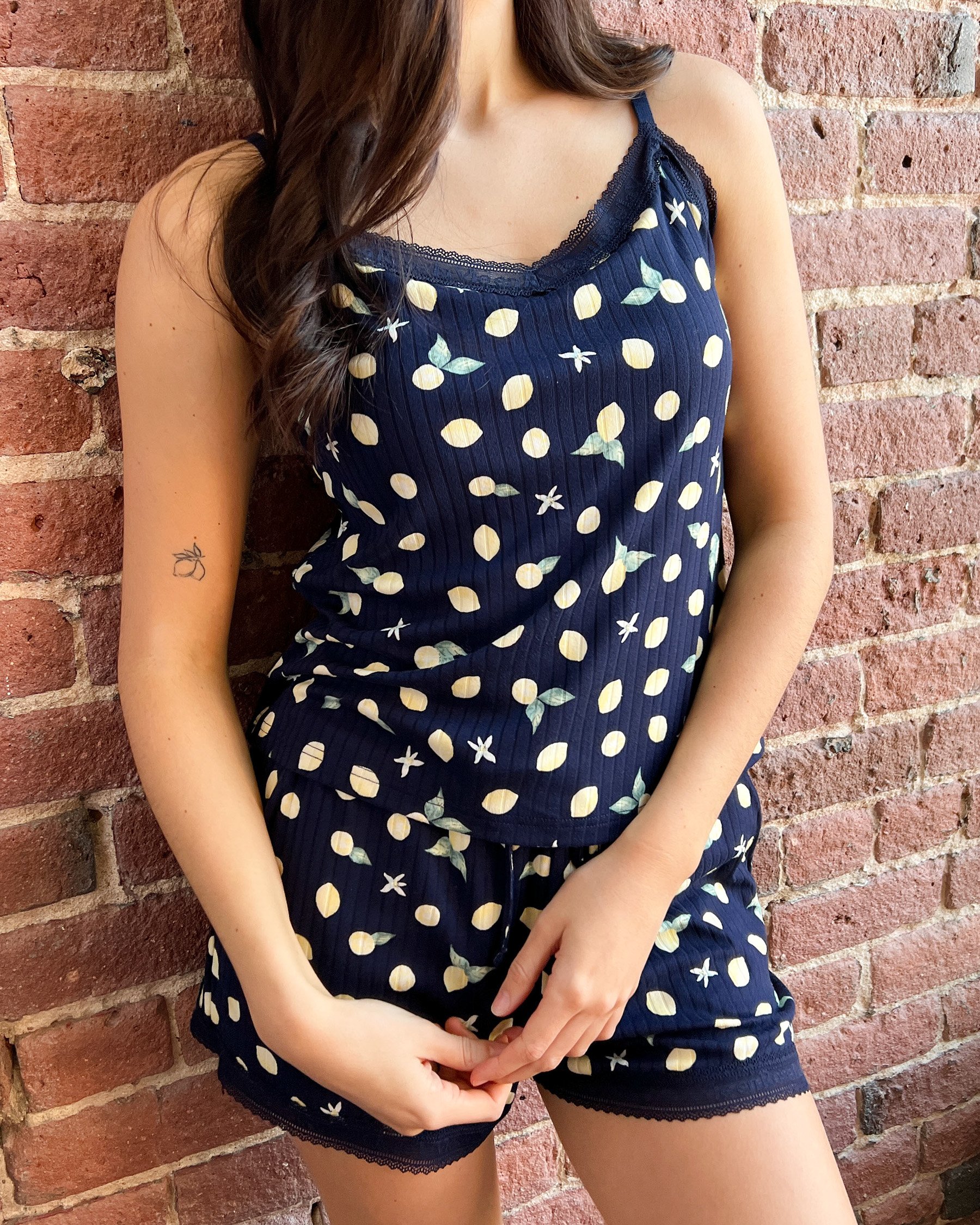 LA VIE EN ROSE Camisole jersey côtelé à soutien intégré et bordure de dentelle imprimé citron Bleu marine/Citrons 40100705 - View4