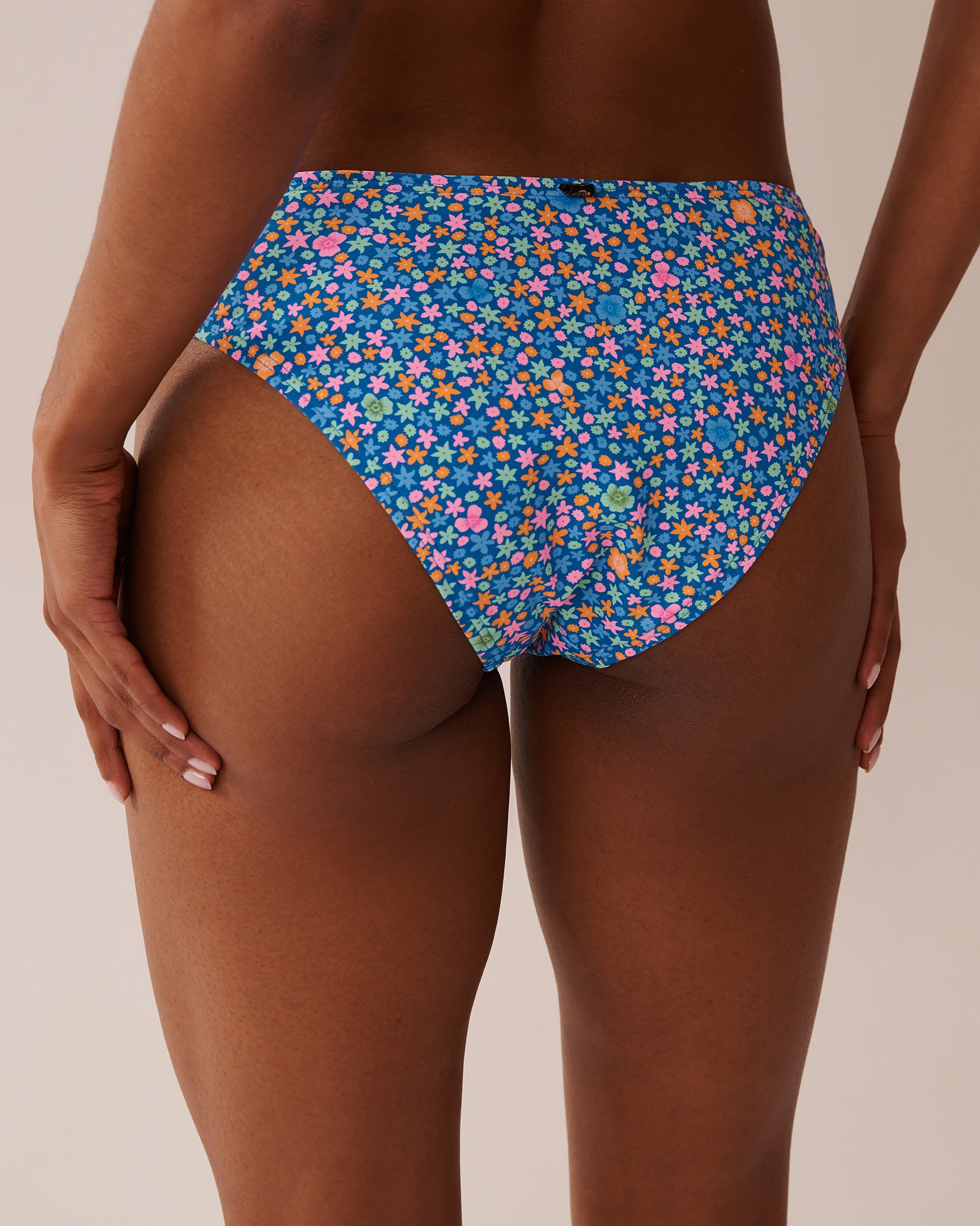 LA VIE EN ROSE AQUA Bas de bikini cheeky coupe en V en fibres recyclées FLORAL PARTY Effervescence florale 70300683 - Voir2