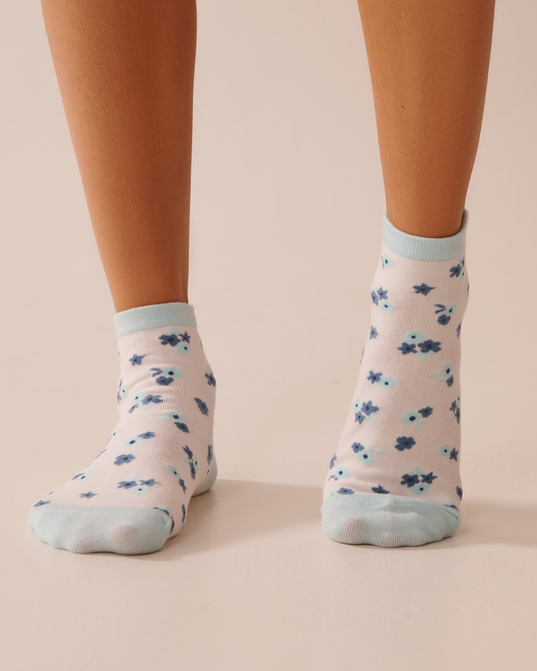 LA VIE EN ROSE Finely Ribbed Floral Socks Ditsy Blue Flowers 40700396 - View1