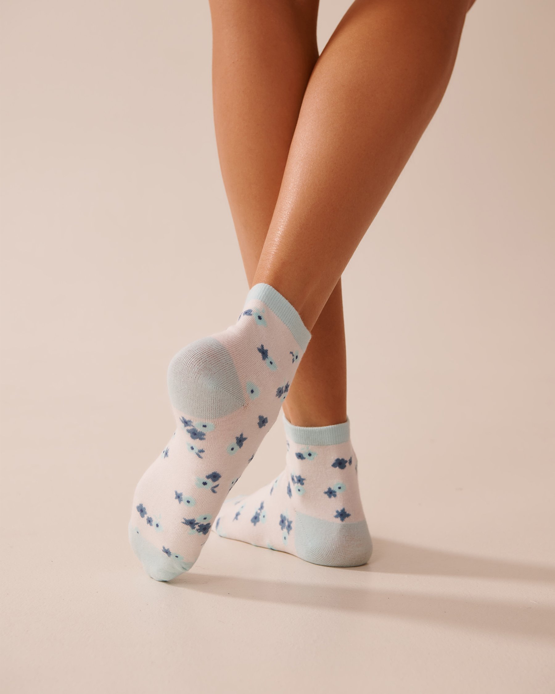 LA VIE EN ROSE Finely Ribbed Floral Socks Ditsy Blue Flowers 40700396 - View2