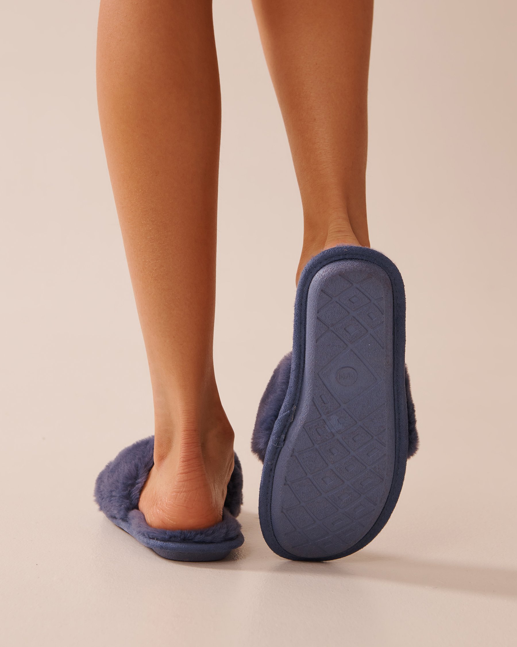 LA VIE EN ROSE Pantoufles tongs en fausse fourrure Bleu indigo 40700397 - View2