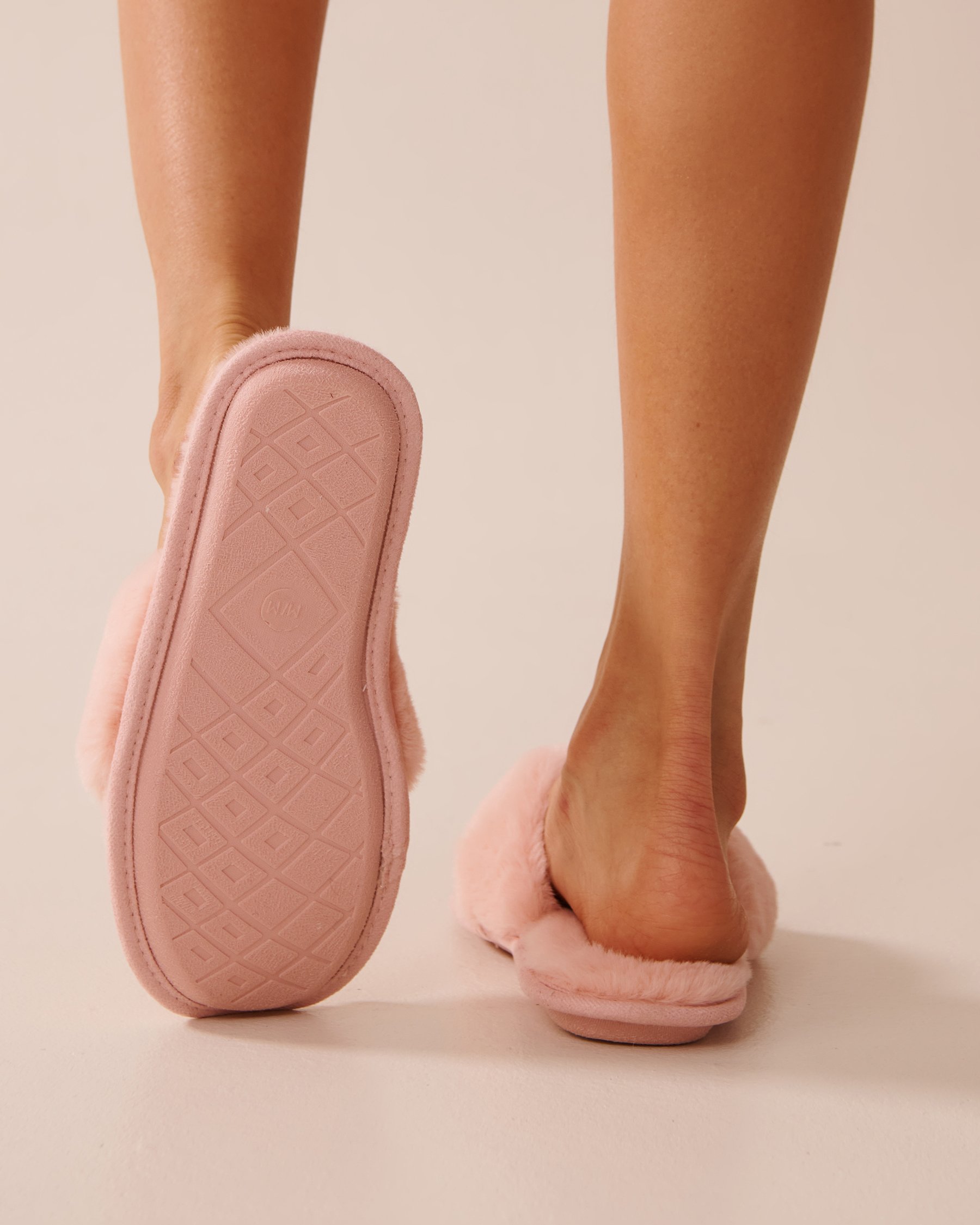 LA VIE EN ROSE Pantoufles tongs en fausse fourrure Rose pivoine 40700397 - View2