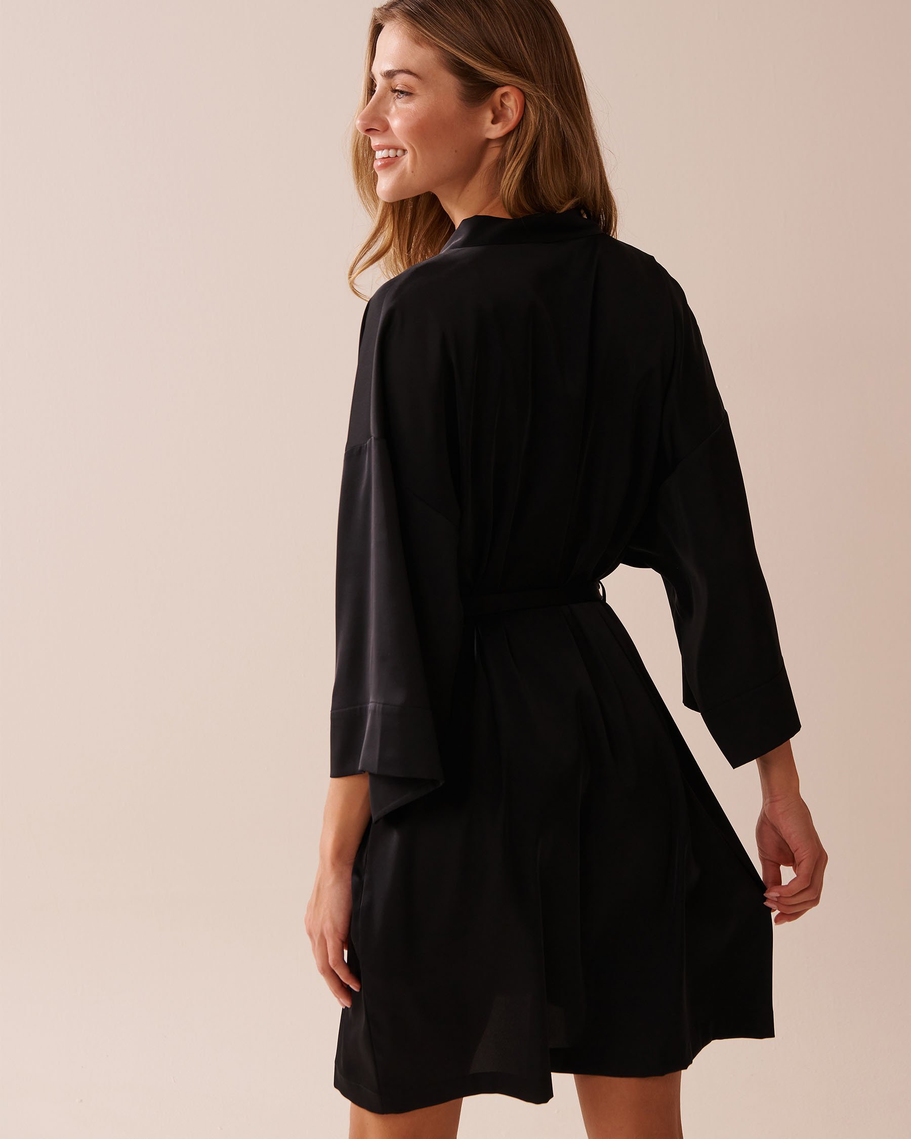 LA VIE EN ROSE Satin Kimono Black 60600094 - View2