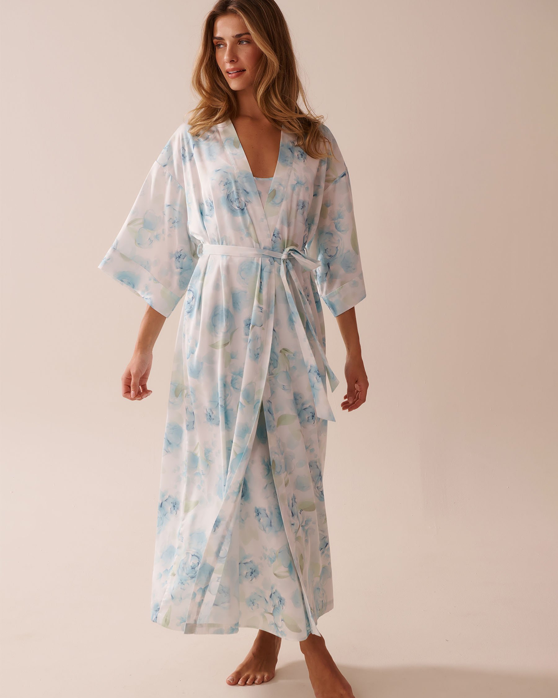 LA VIE EN ROSE Kimono long en satin imprimé roses bleues Roses bleues 60600093 - View5