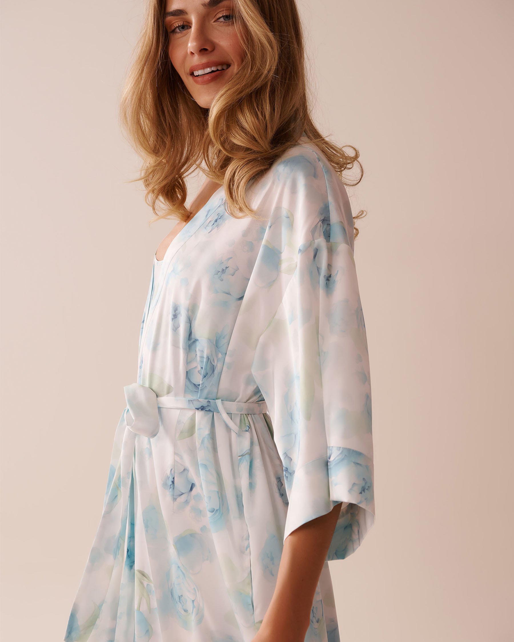 LA VIE EN ROSE Kimono long en satin imprimé roses bleues Roses bleues 60600093 - View7