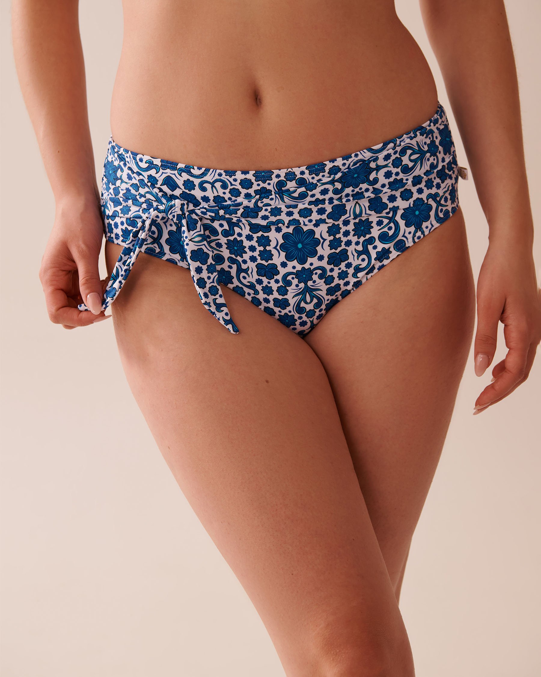 LA VIE EN ROSE AQUA MEDITERRANEAN TILE Sash Bikini Bottom Blue Tile 70300739 - View1