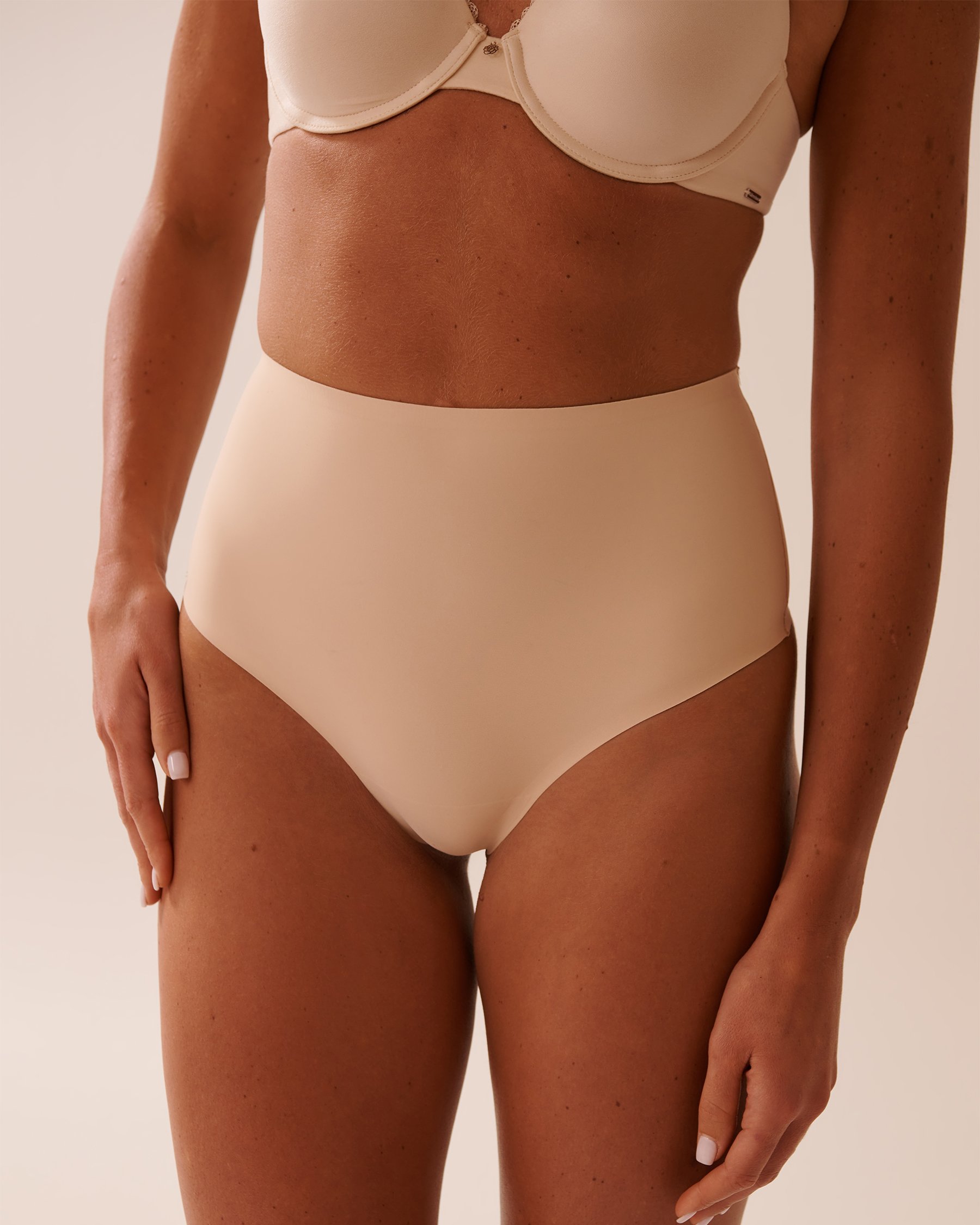 LA VIE EN ROSE Medium Support Microfiber High Waist Shaper Thong Hazelnut 30200012 - View1