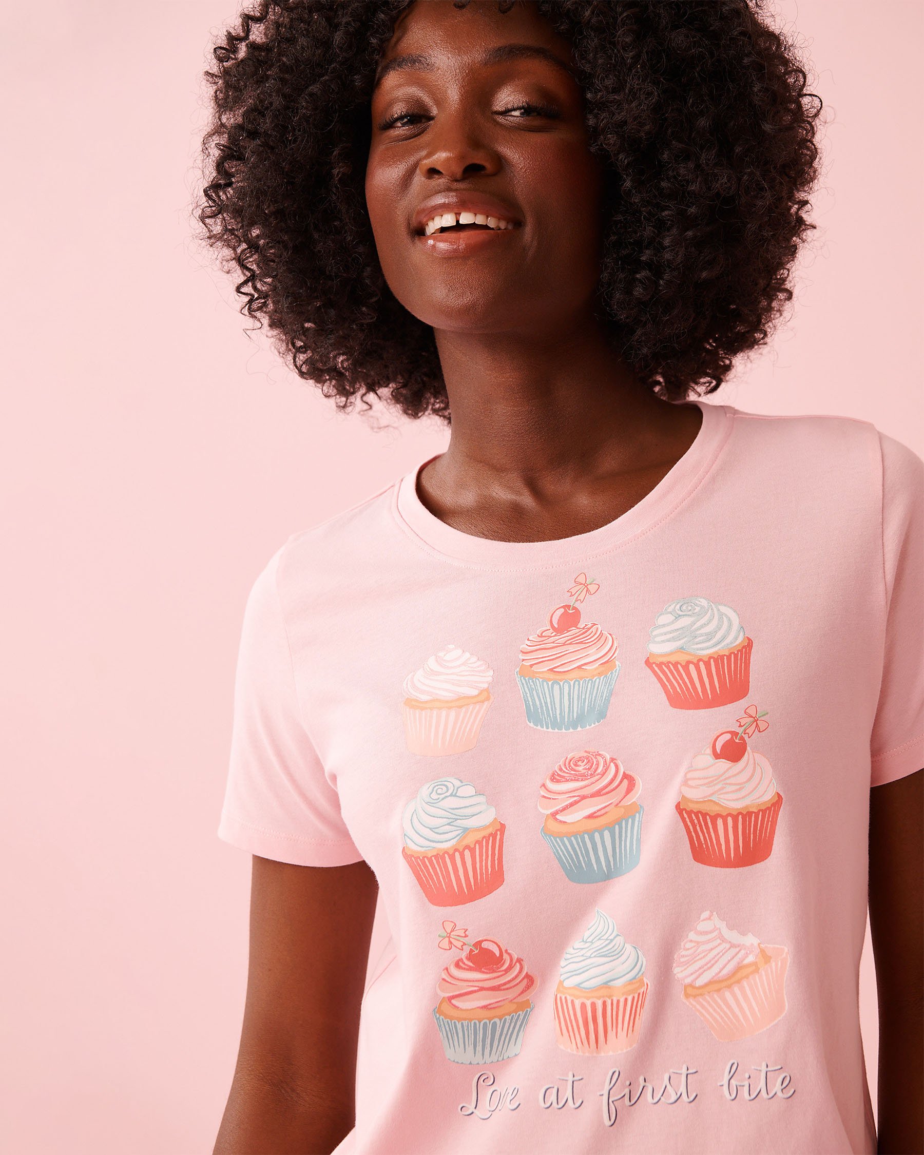 LA VIE EN ROSE T-shirt col rond en coton imprimé cupcakes Rose poudré 40100836 - Voir3