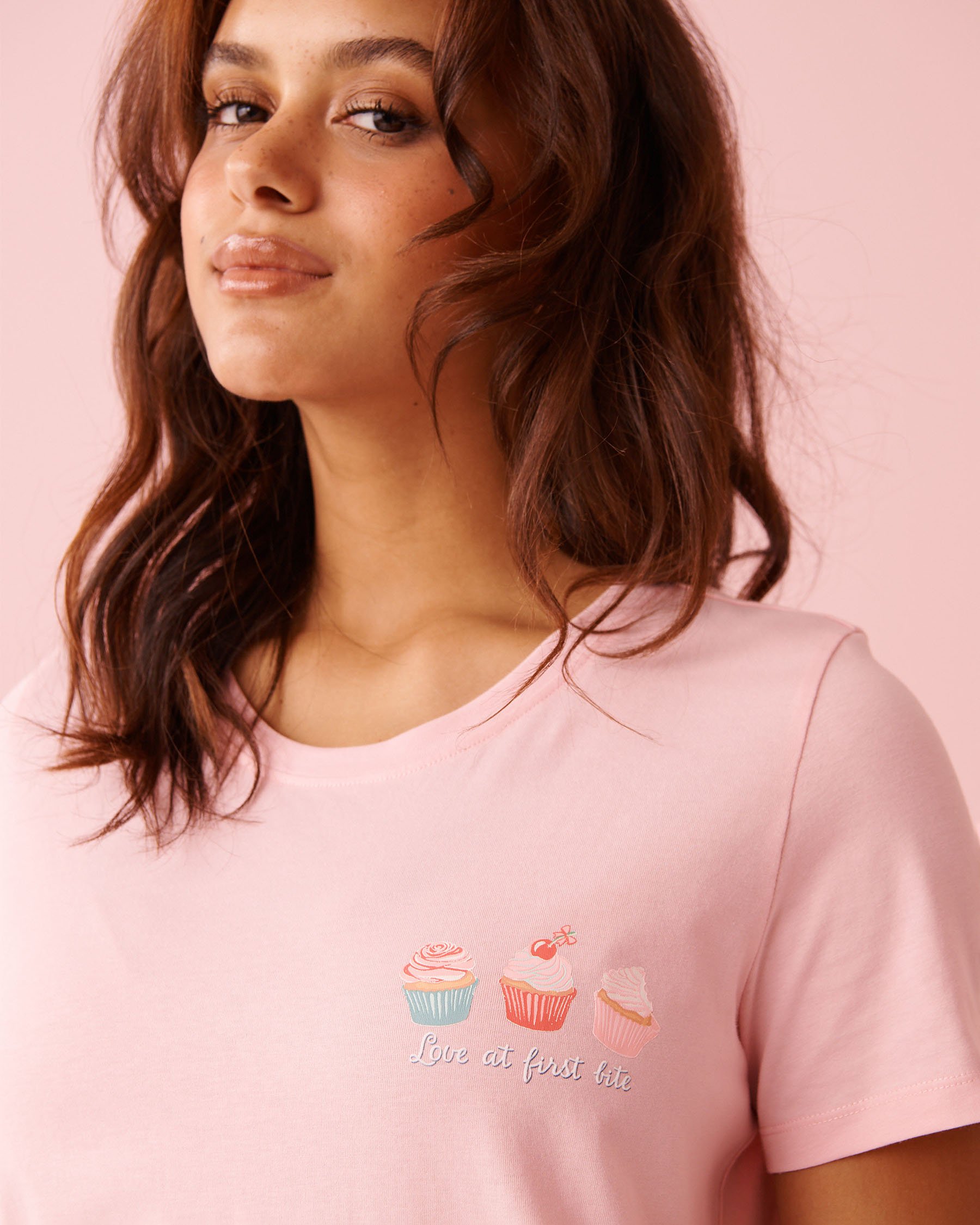 LA VIE EN ROSE T-shirt col rond en coton imprimé cupcakes Rose poudré 40100836 - Voir3